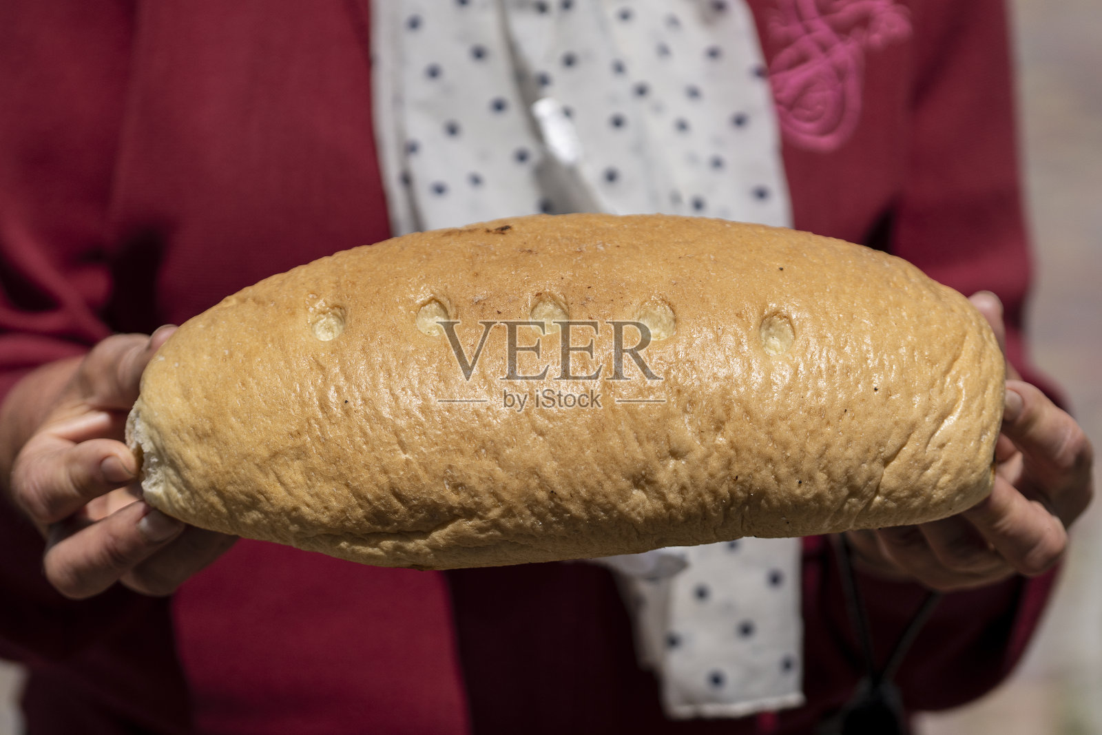 乌克兰老妇人手里拿着面包照片摄影图片