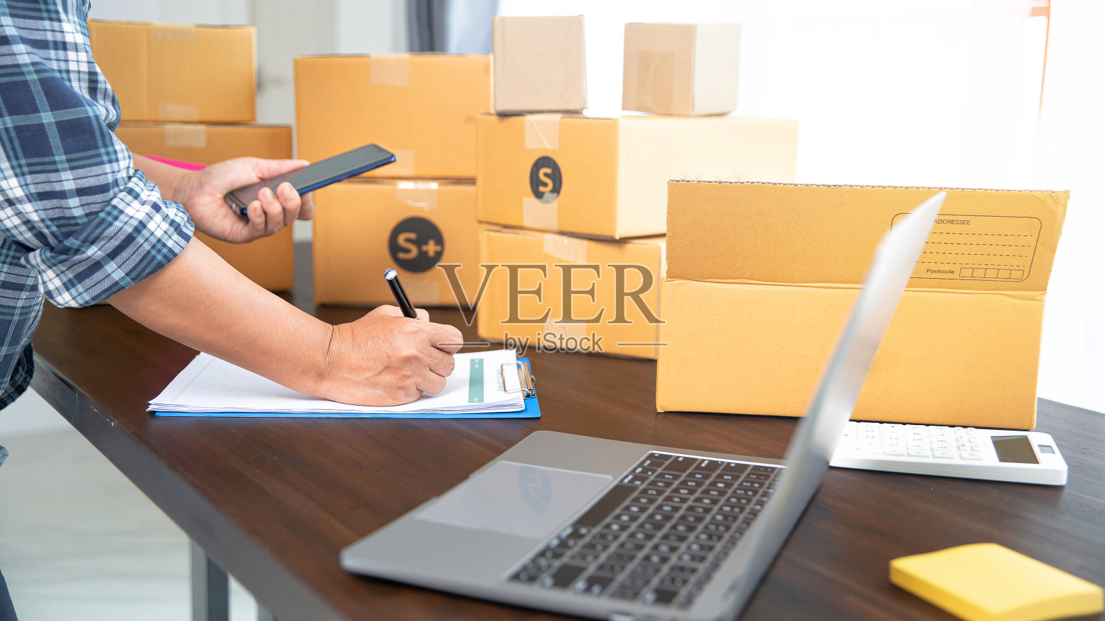 女老板正在用手机打电话,并在点菜照片摄影图片