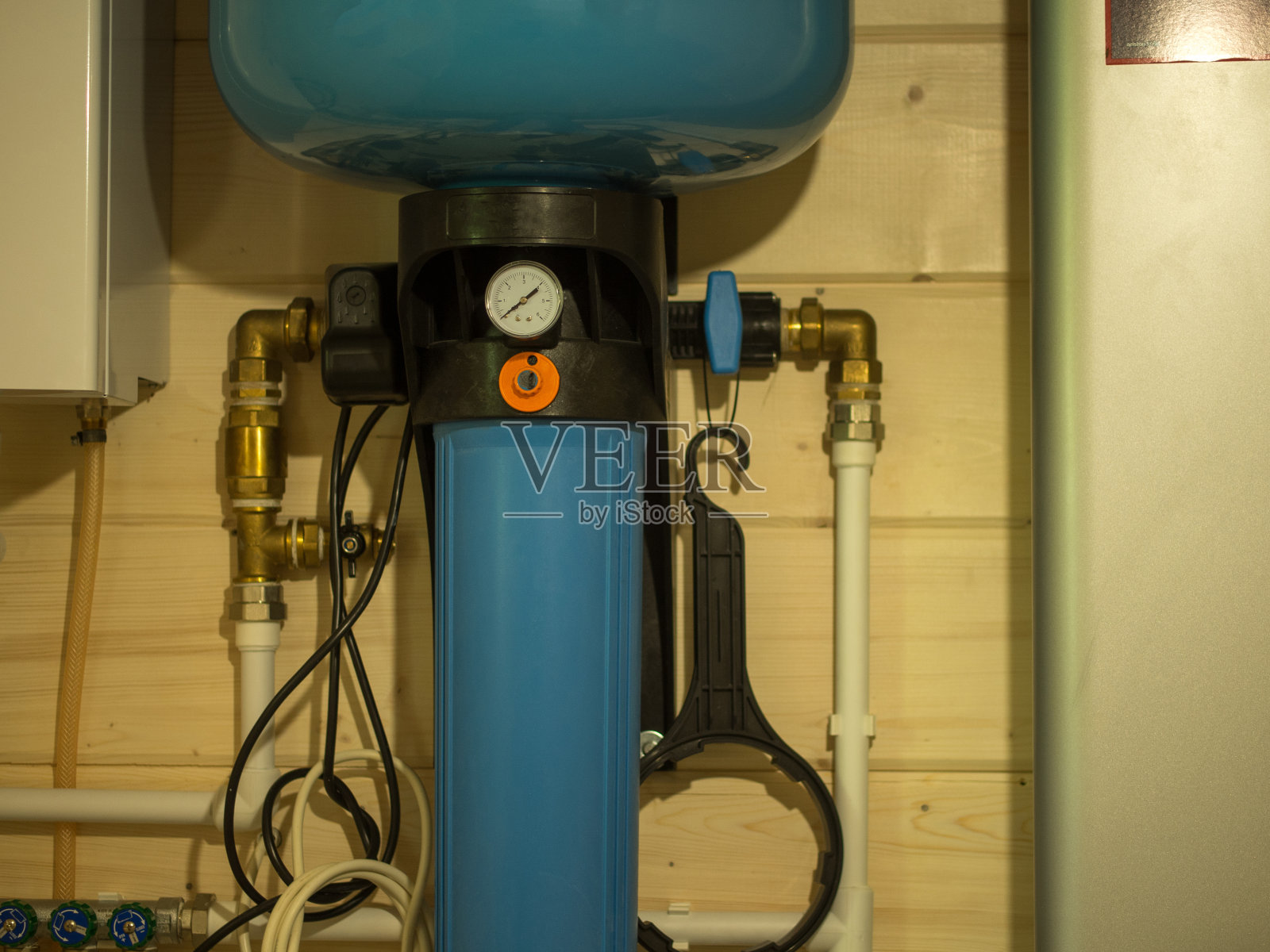 管道服务。锅炉房供热系统的管道及膨胀罐照片摄影图片