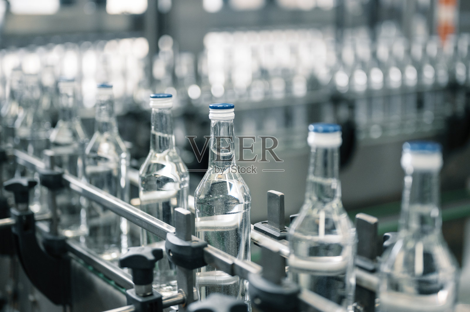 密封的玻璃瓶装高档伏特加通过运输照片摄影图片