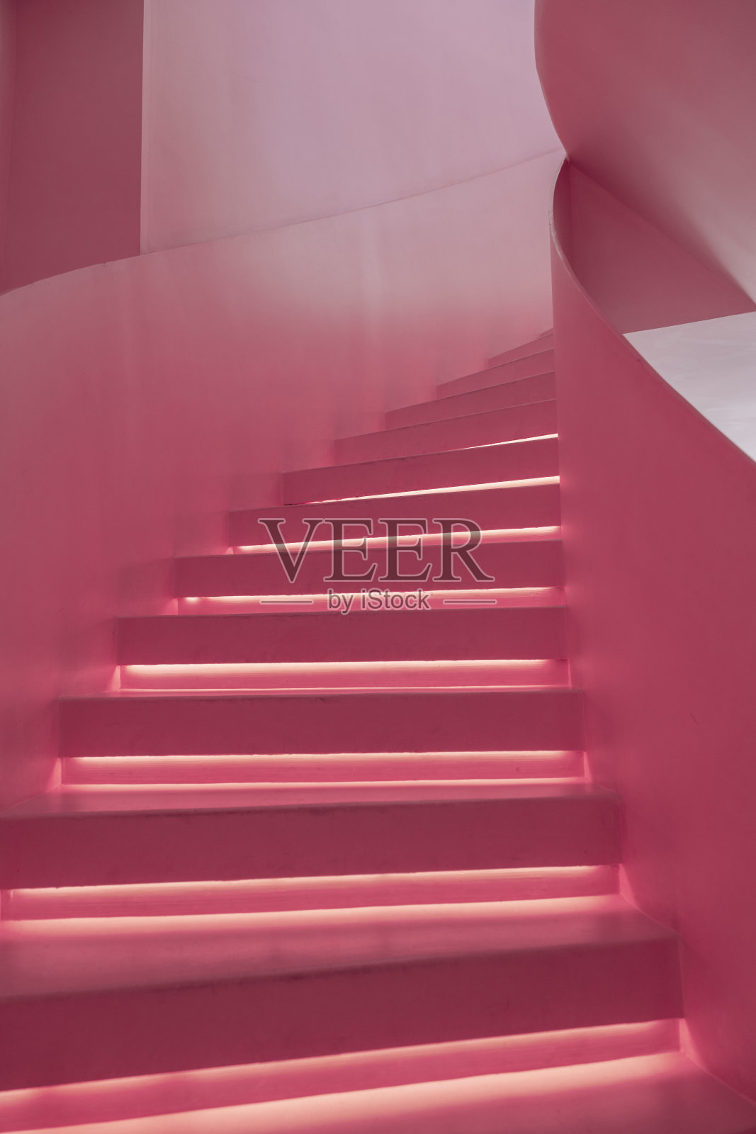 粉红色的螺旋楼梯照片摄影图片