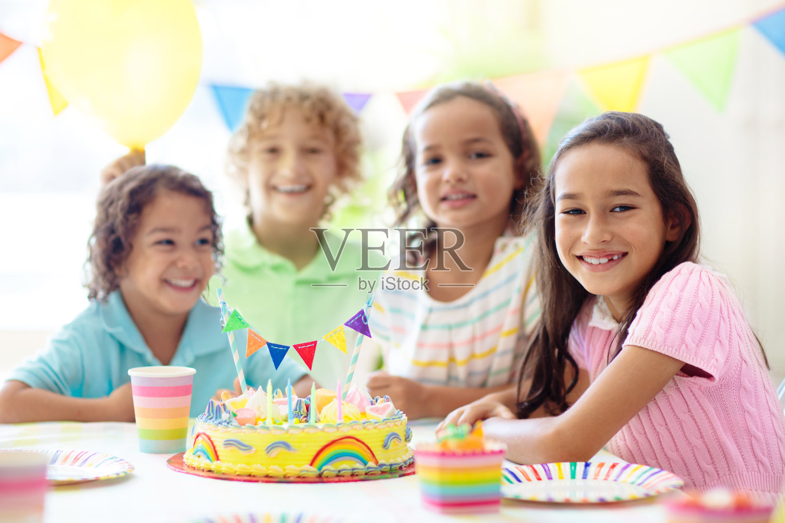 孩子的生日聚会。孩子们拿着蛋糕和礼物照片摄影图片