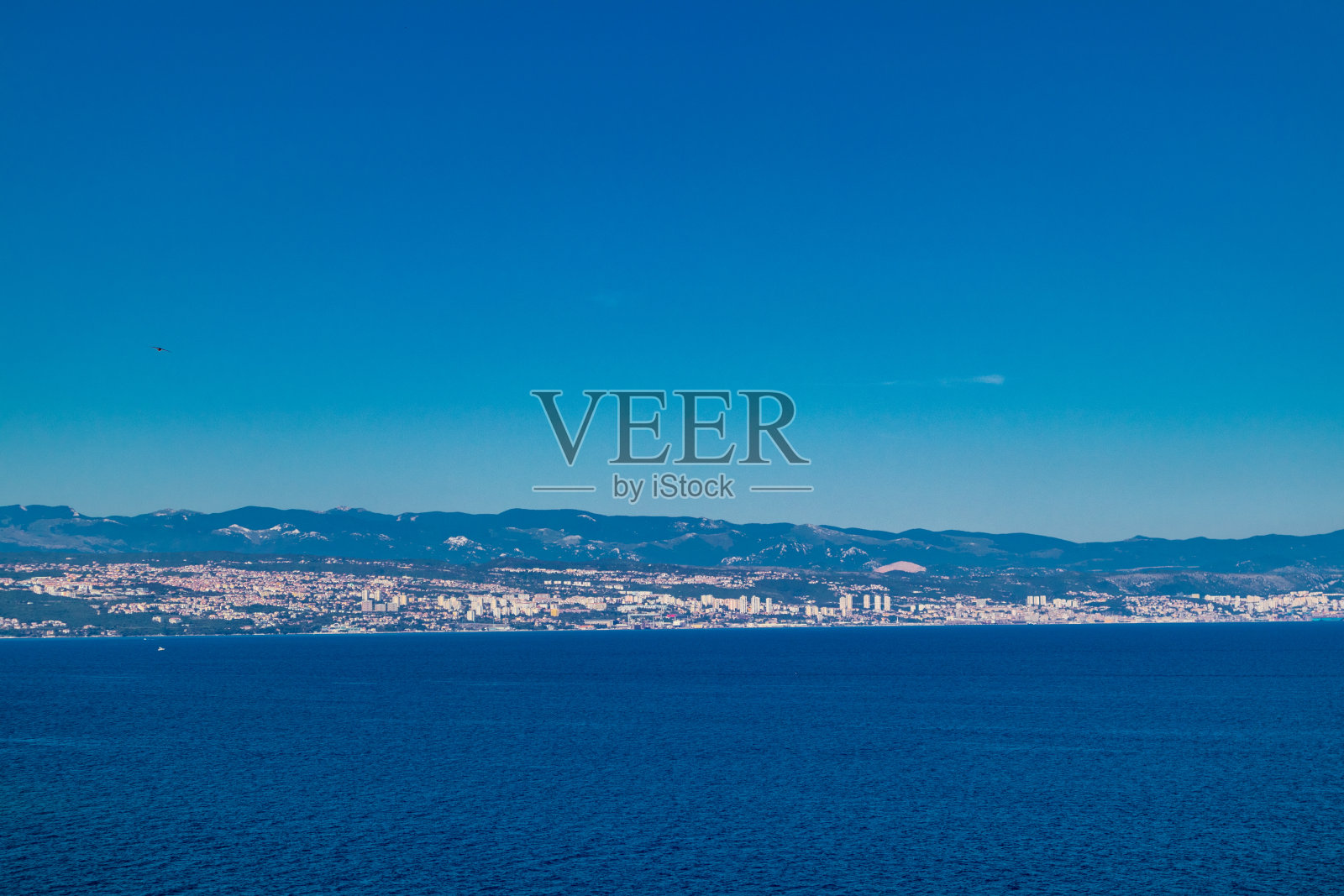 傍晚漫步在Kvarner湾的海岸美景中照片摄影图片