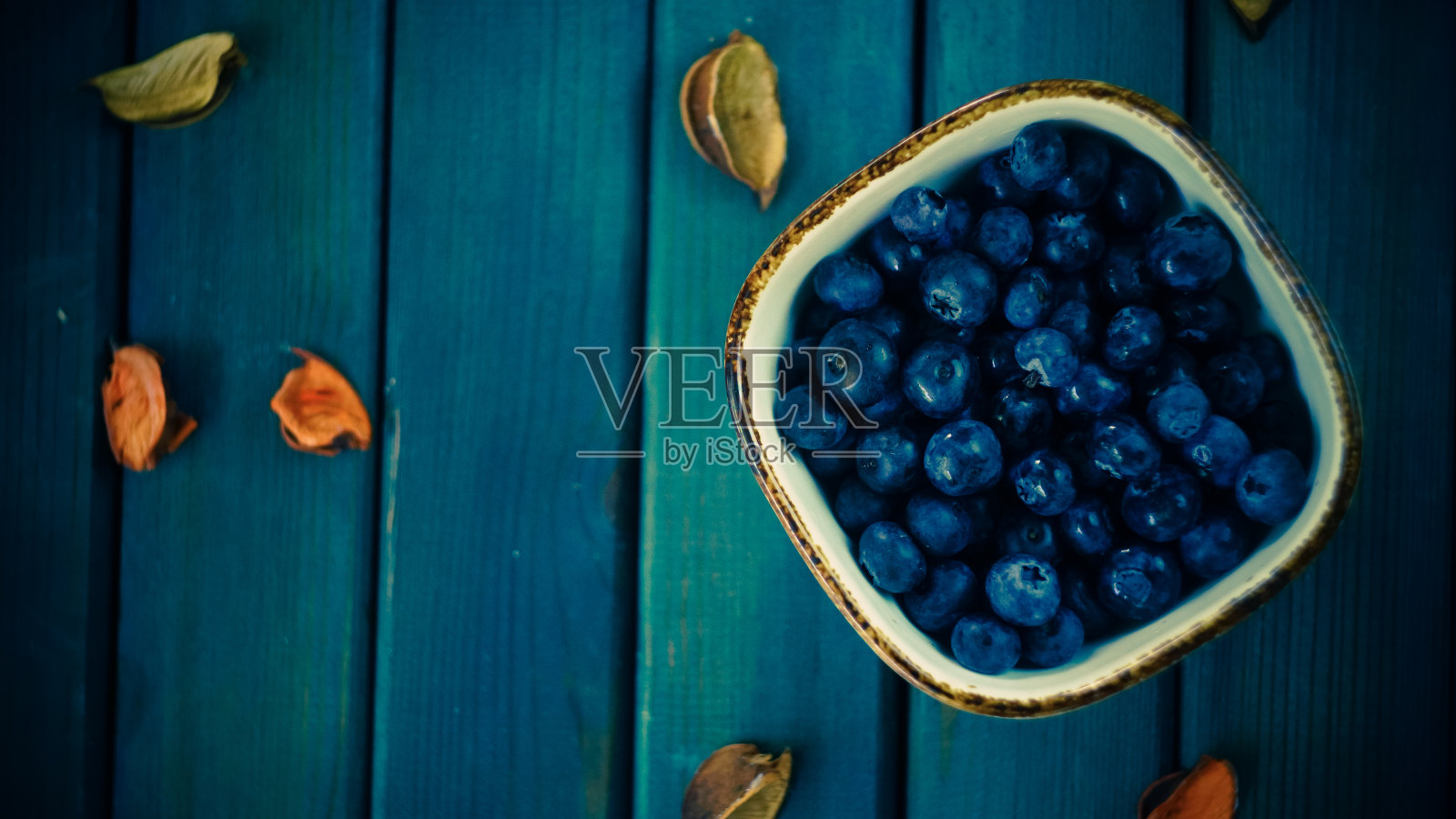 木桌上的新鲜有机蓝莓照片摄影图片