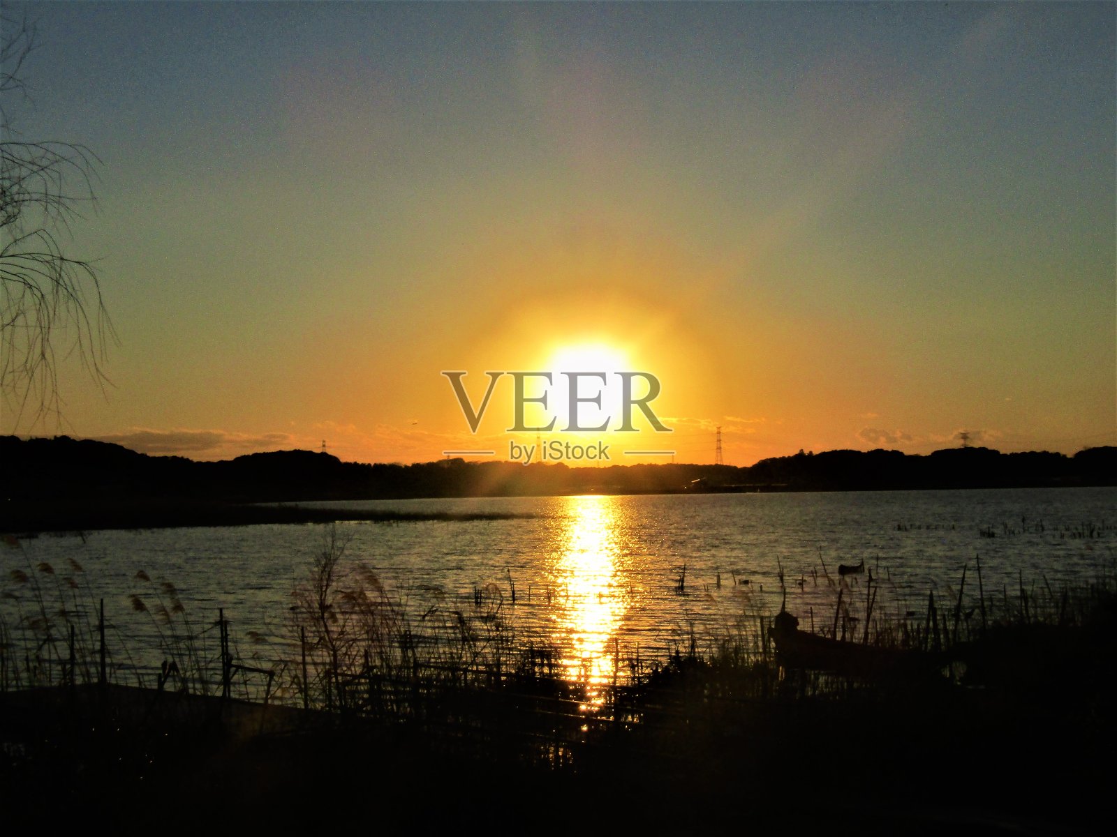 日本。1月底。湖边的日落。照片摄影图片