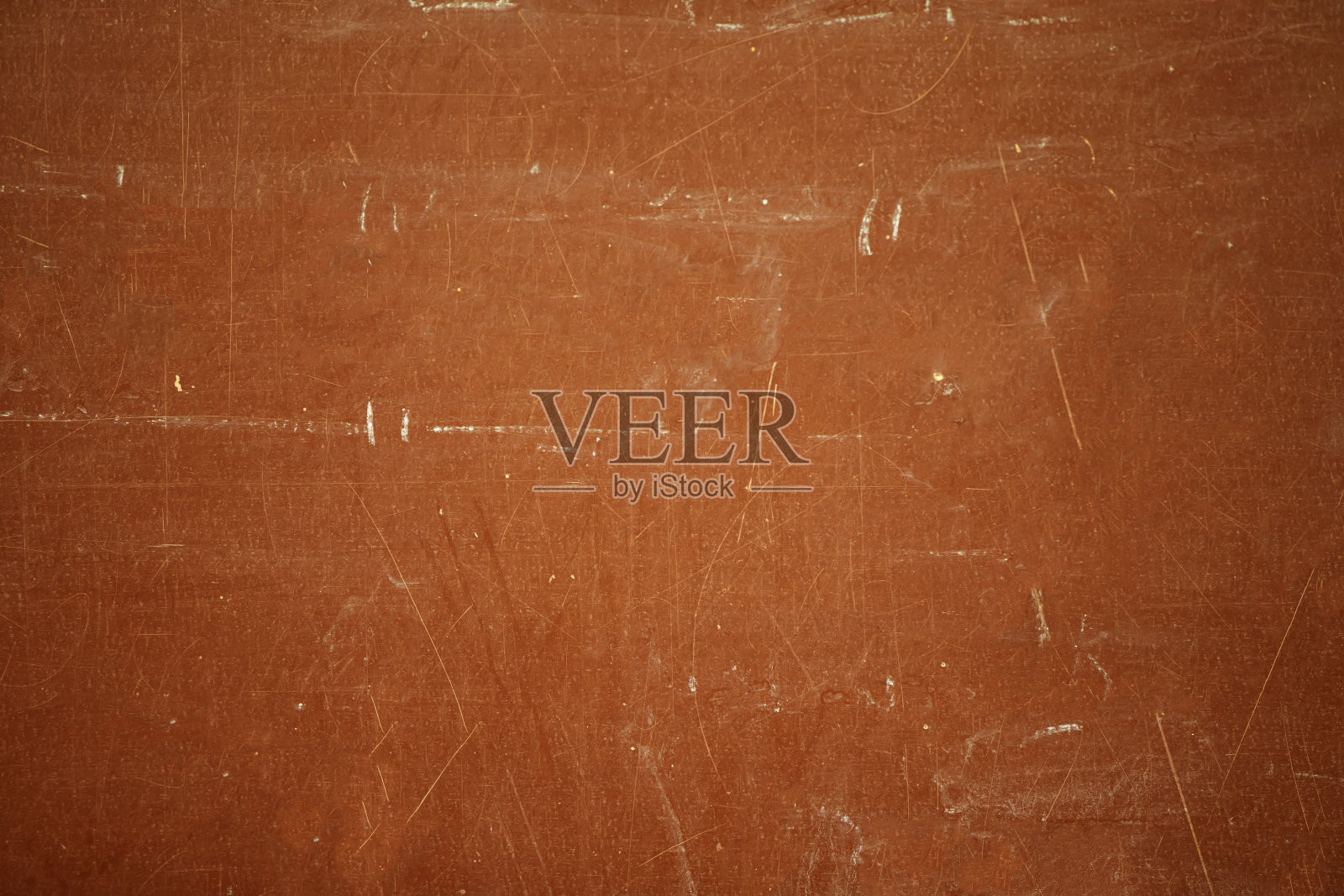 棕色的校板上有划痕和磨损。照片摄影图片