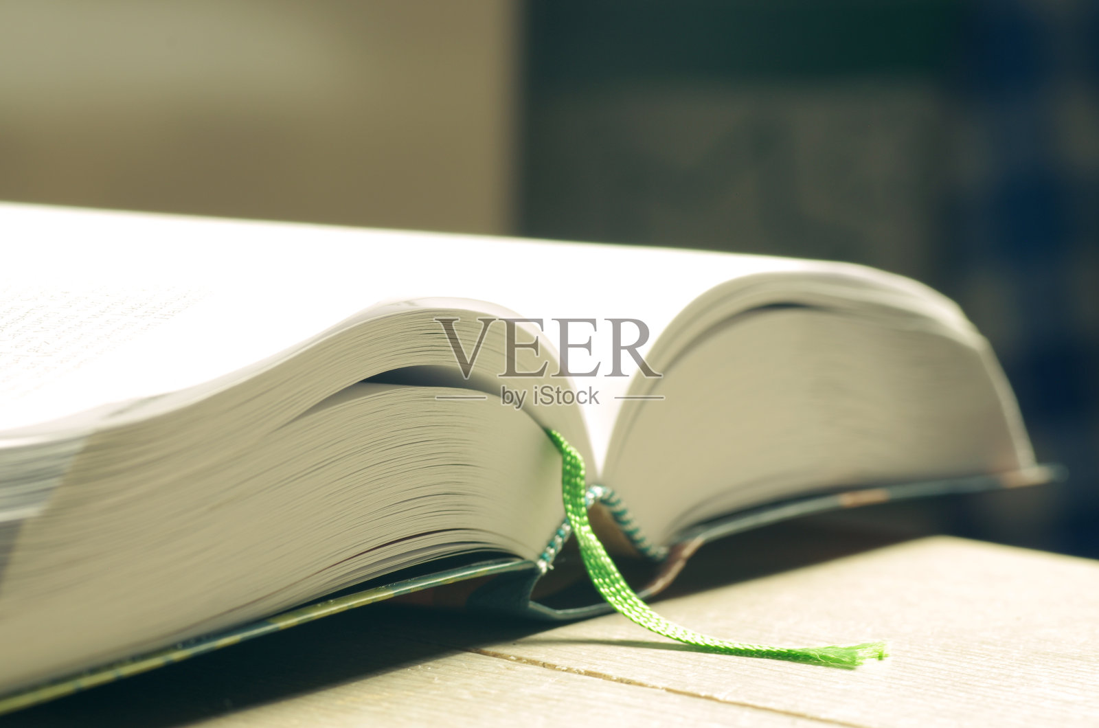 在木桌上打开书照片摄影图片