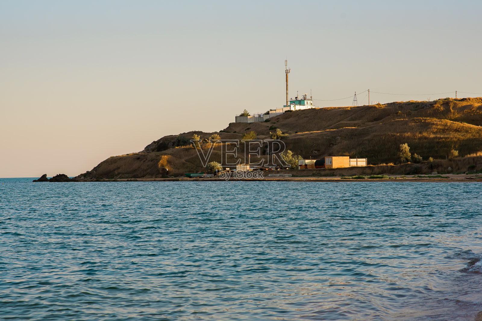 岸边的渔船,夏日的海浪轻柔照片摄影图片