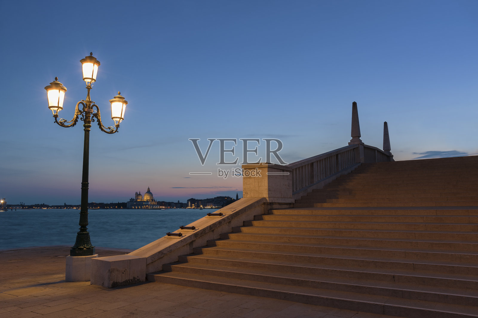 黄昏时威尼斯一对恋人的剪影照片摄影图片