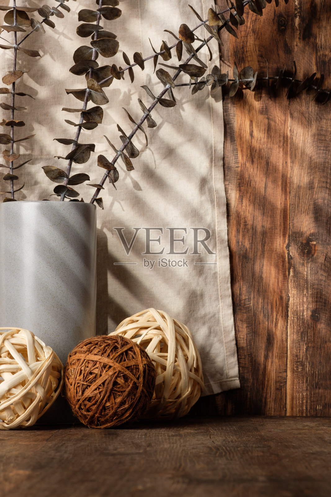 木墙背景的木质柜台上的厨具照片摄影图片