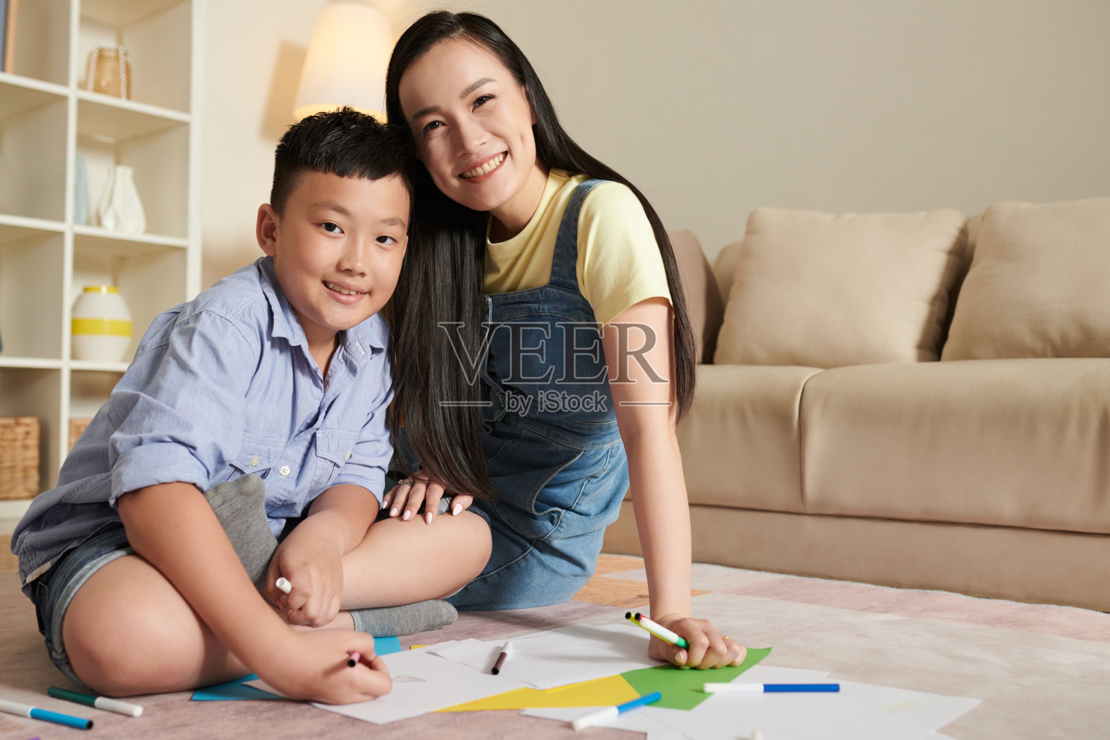 母子绘画照片摄影图片