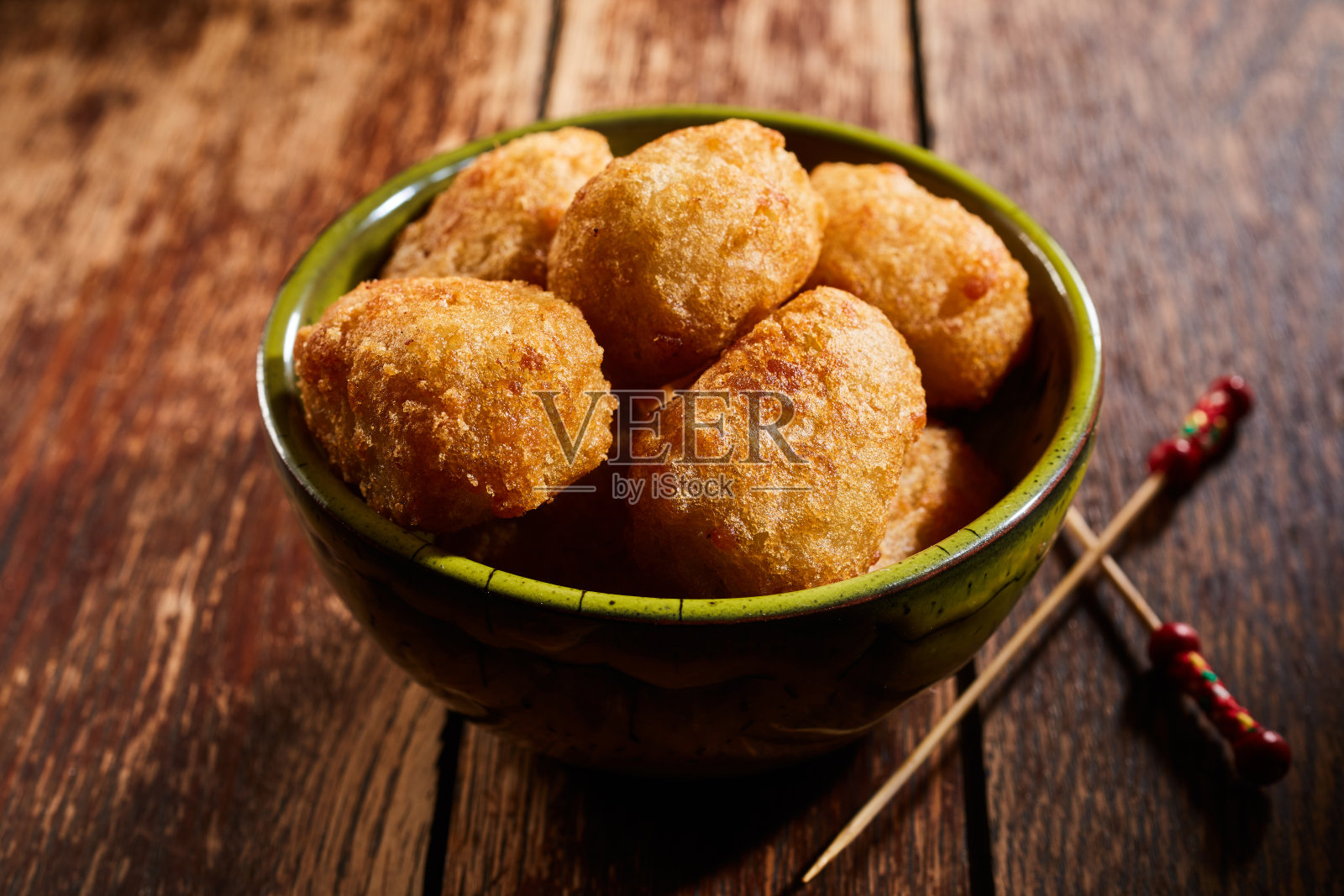 一碗美味的鸡块放在桌上照片摄影图片