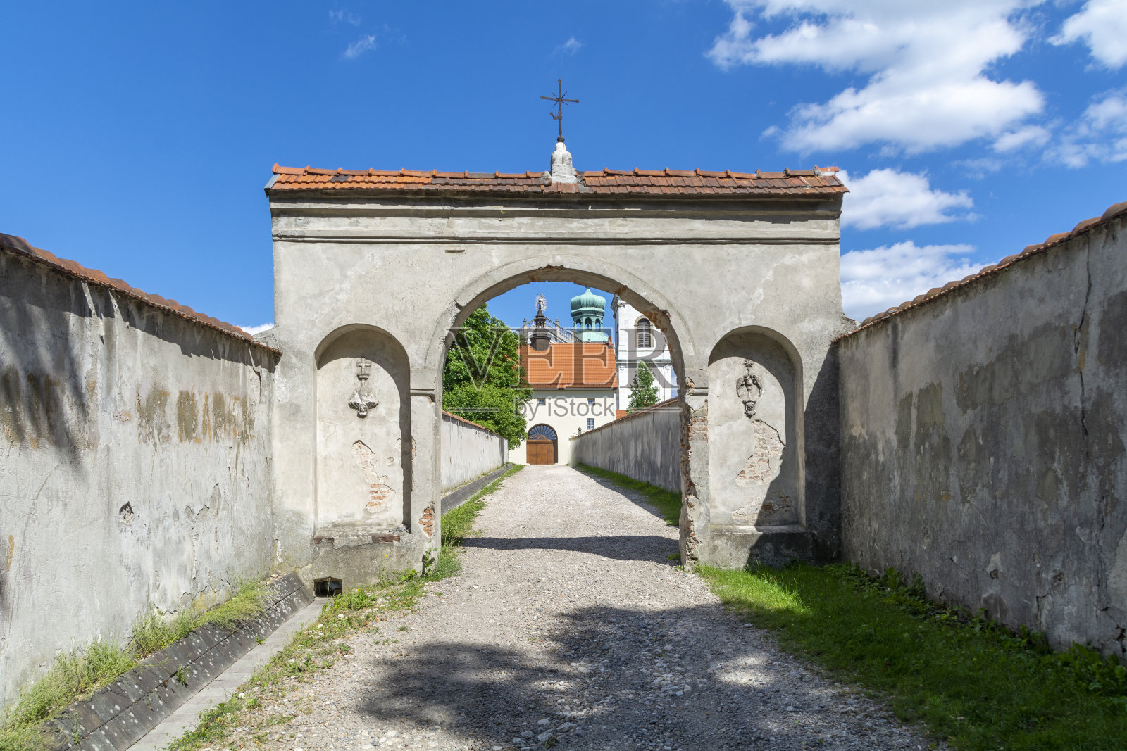 波兰克拉科夫市比拉尼的卡马尔多莱斯修道院。照片摄影图片