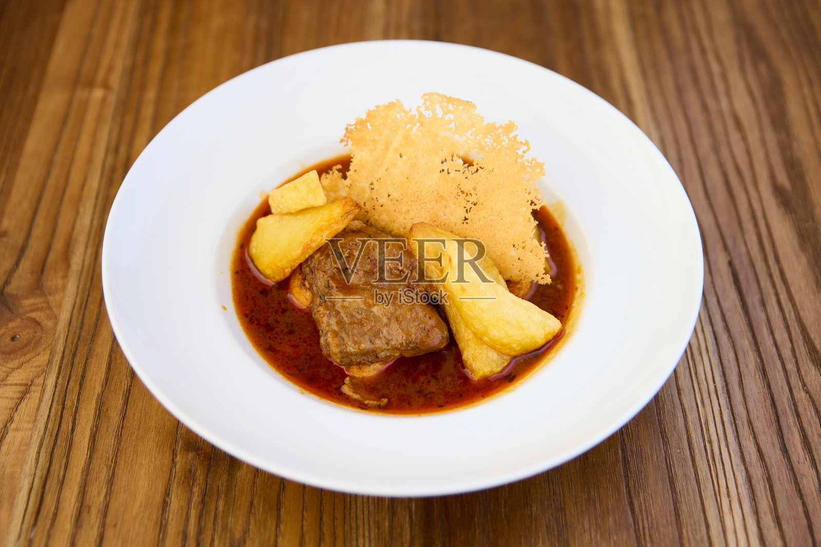 土豆和帕尔玛干酪炖牛肉照片摄影图片