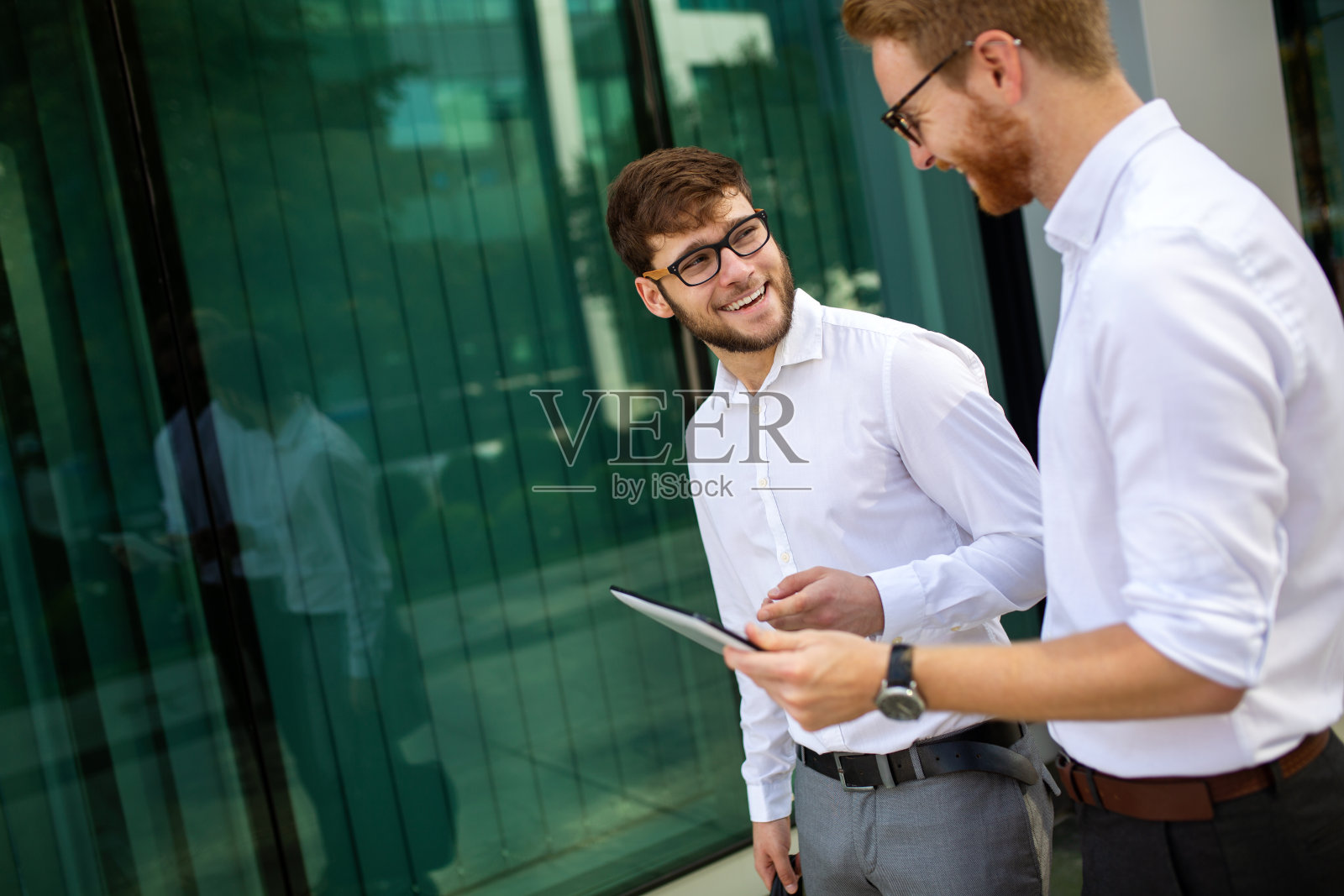 两个成功的商人在户外散步。商务、友谊、沟通理念照片摄影图片