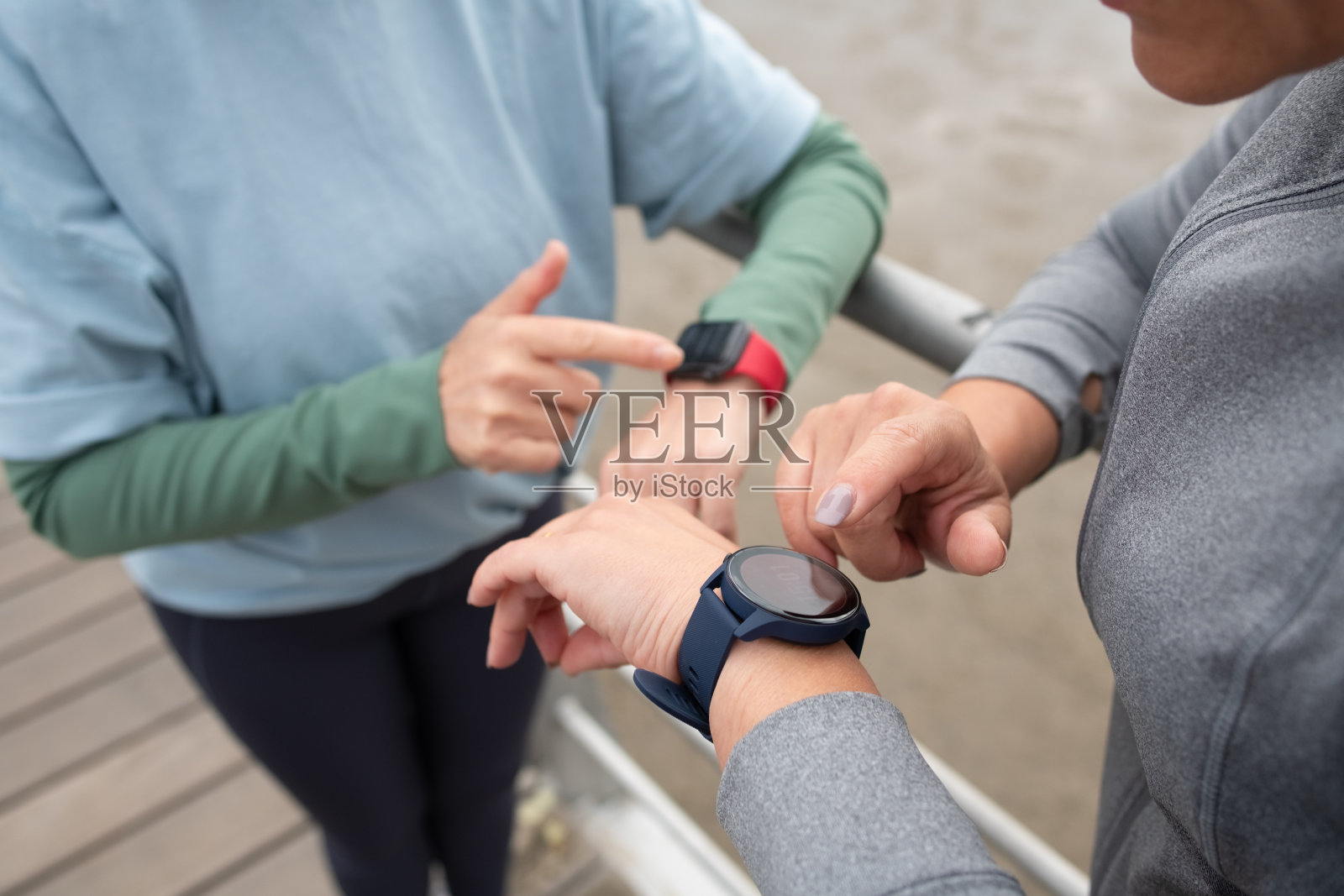 朋友检查脉搏的特写照片摄影图片