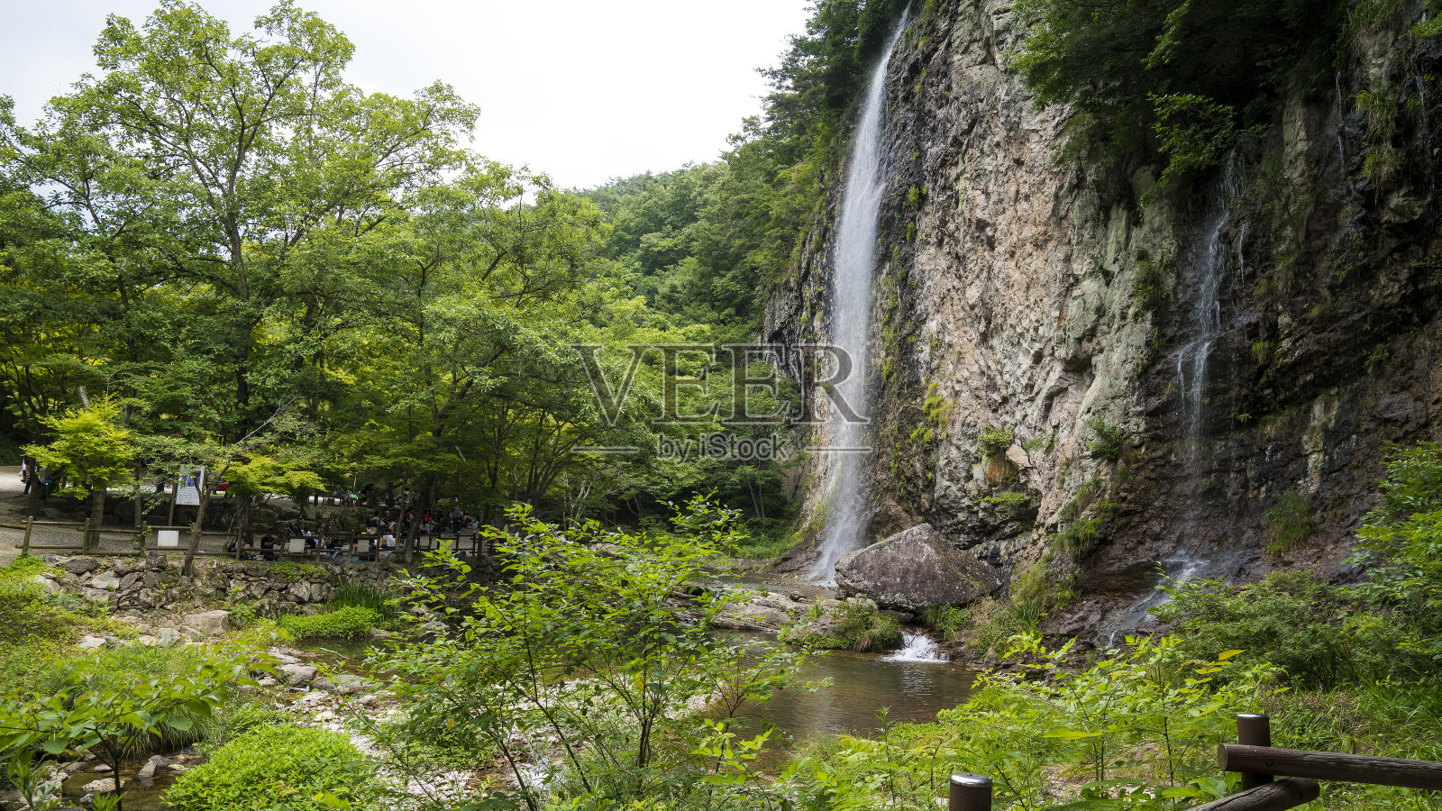 从高悬崖上流下的凉爽的瀑布。照片摄影图片
