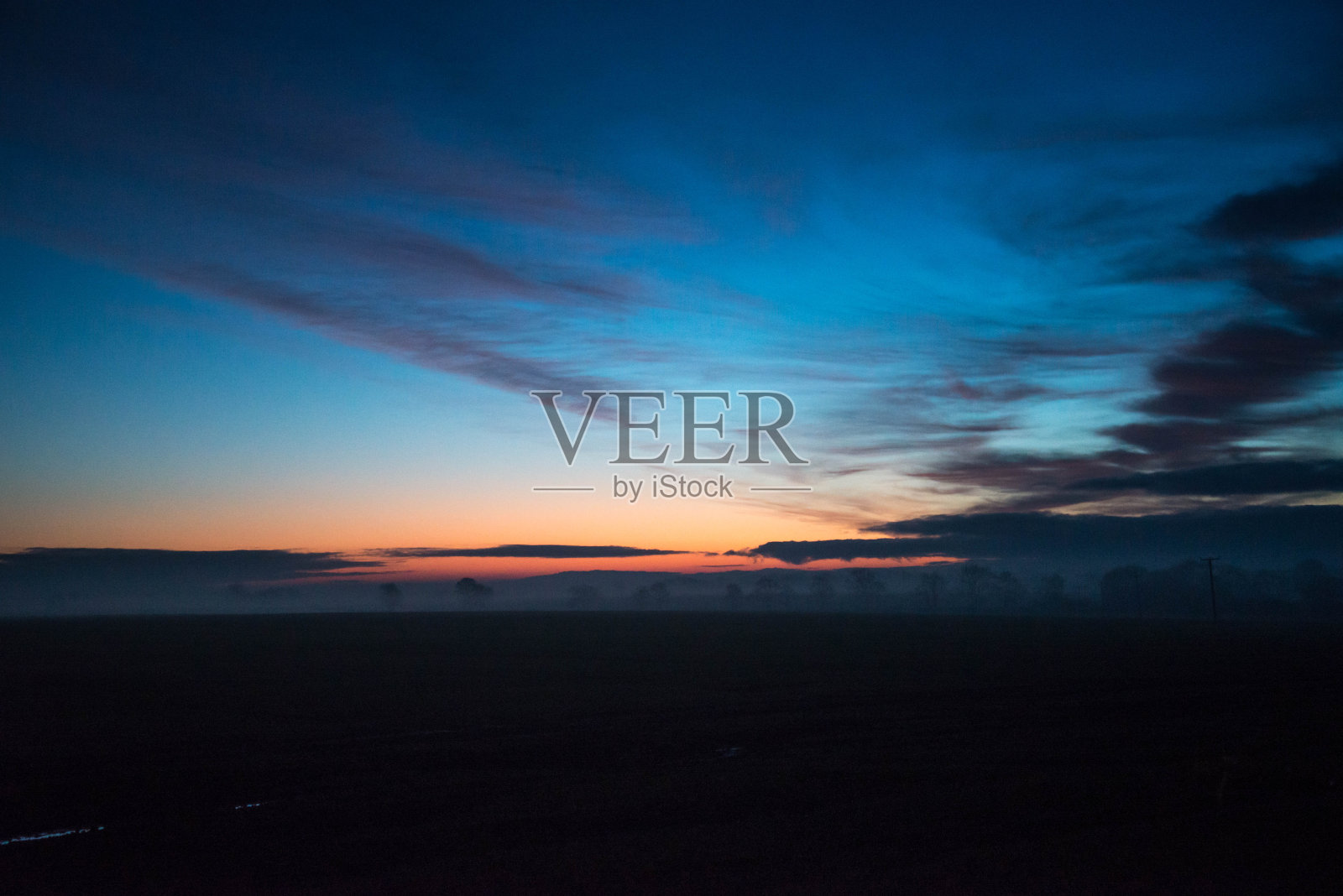 冬天太阳升起照片摄影图片