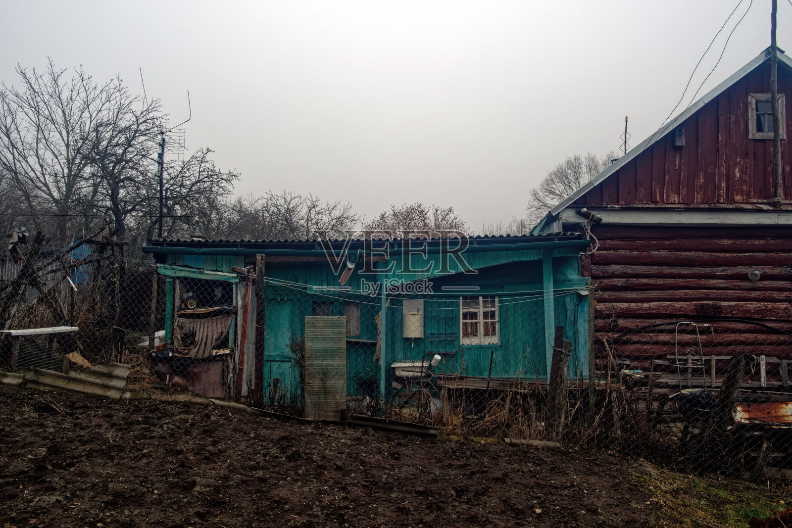 花园里的老木屋照片摄影图片