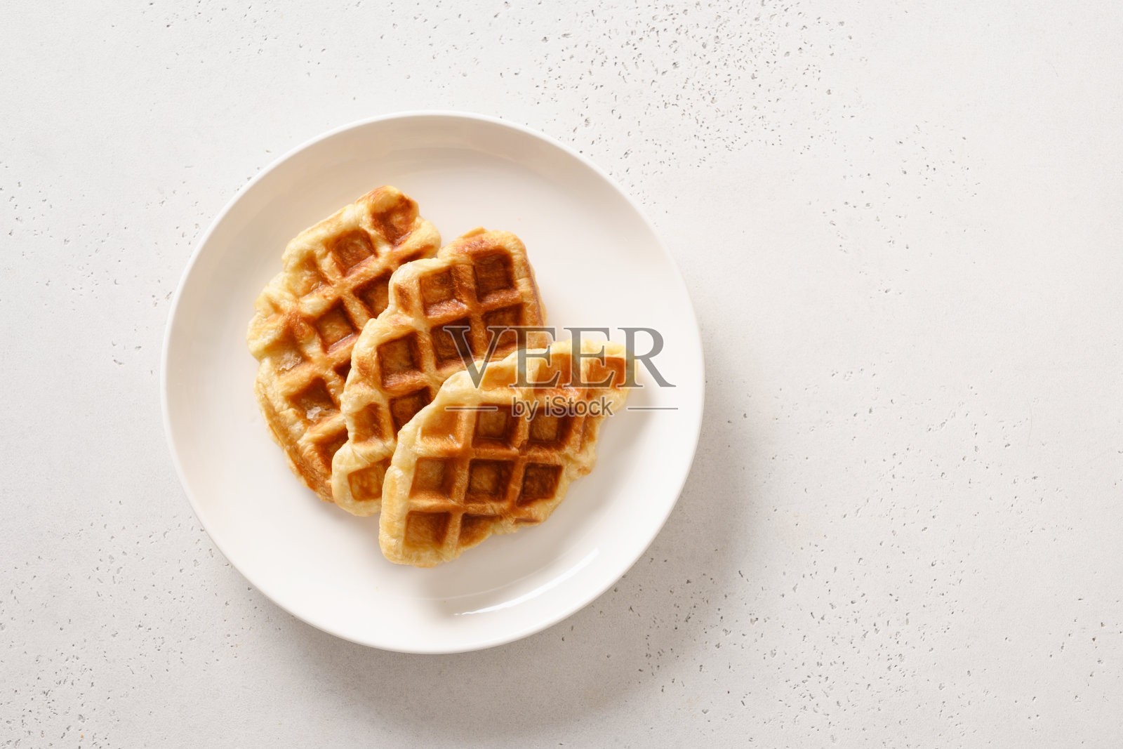 时髦美味的早餐配上白色背景的梅花巧克力。羊角面包是胡扯。照片摄影图片