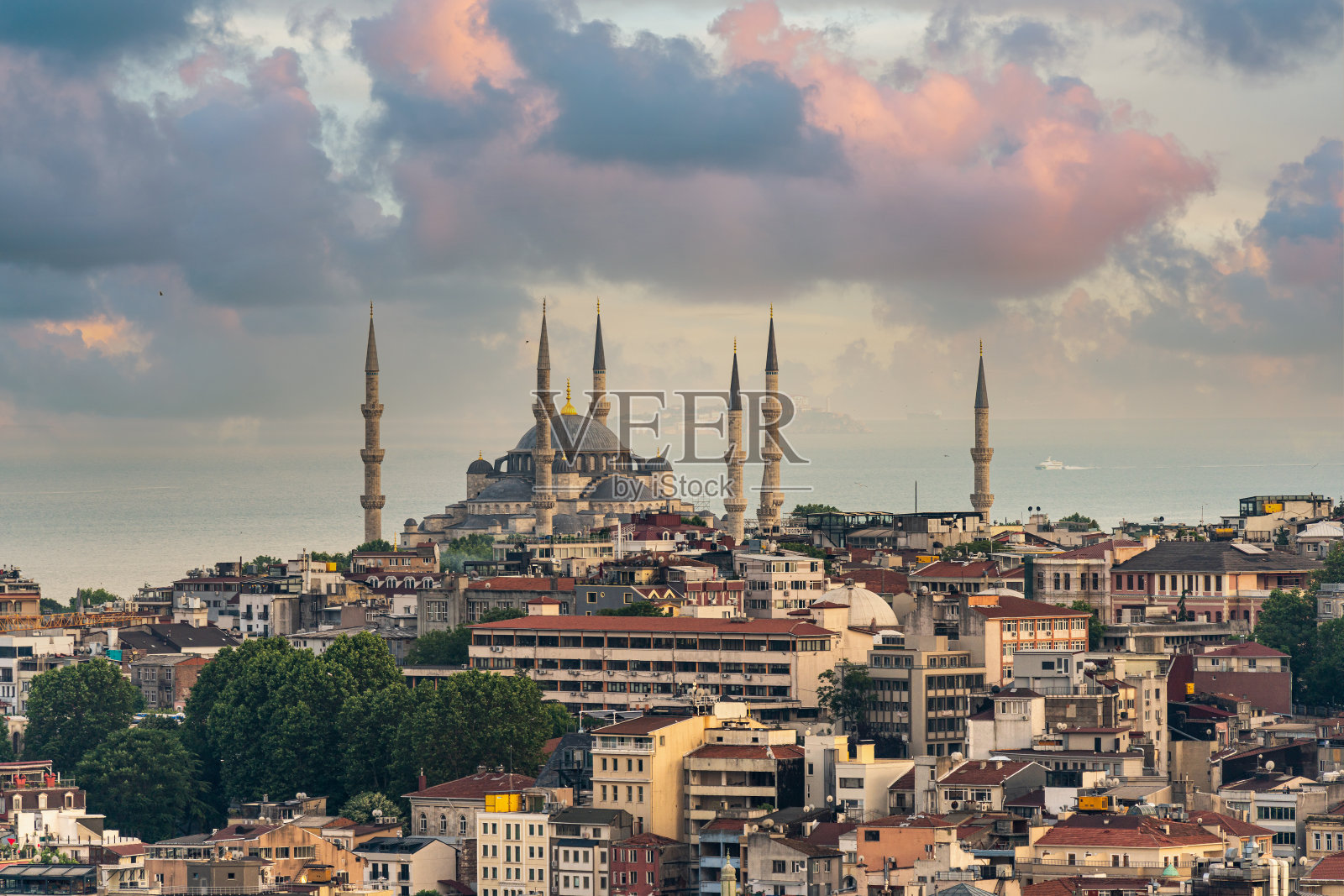 日落时分的圣索菲亚大教堂,土耳其伊斯坦布尔的前大教堂和奥斯曼清真寺照片摄影图片
