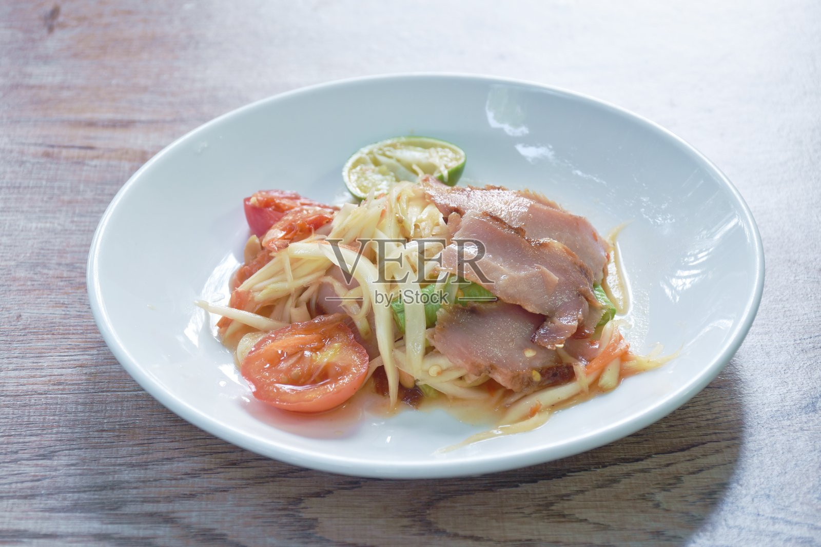 泰国青木辣木瓜片烧烤猪肉沙拉照片摄影图片