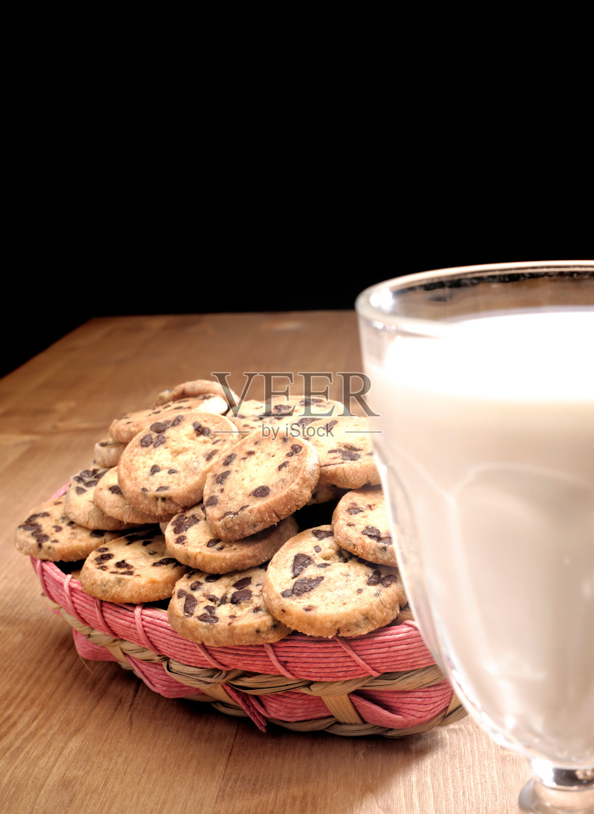 自制的新鲜巧克力曲奇和一杯牛奶照片摄影图片