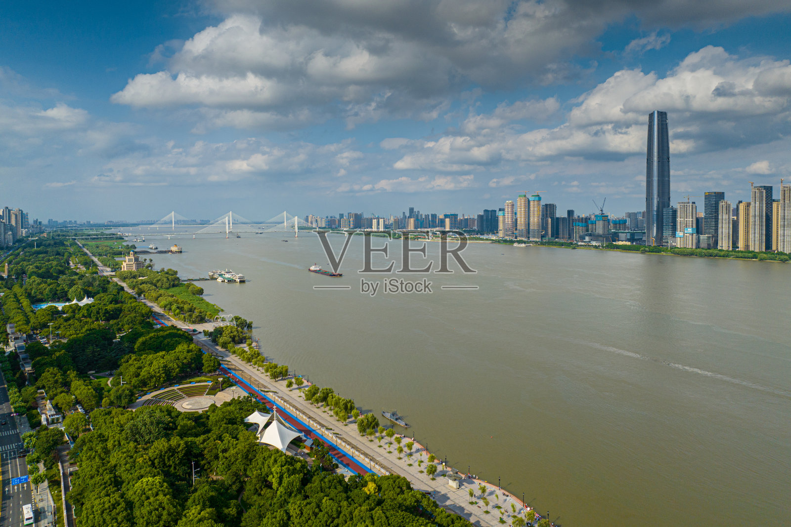 武汉与长江的鸟瞰图,中国照片摄影图片