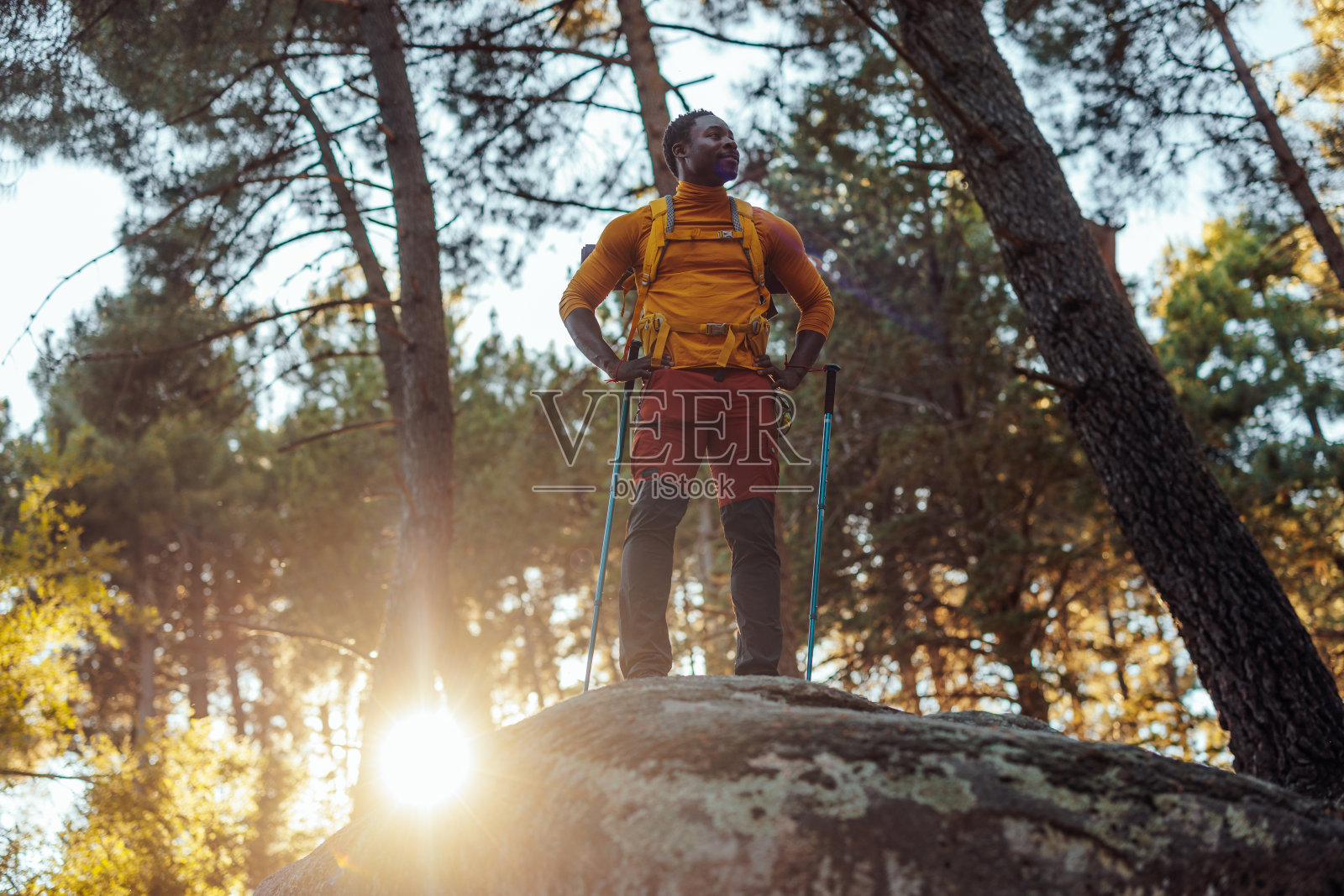 男性徒步旅行者在森林中欣赏风景照片摄影图片