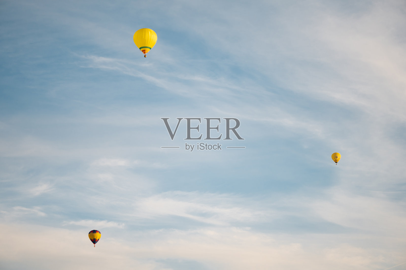 五颜六色的热气球在蓝色的天空照片摄影图片