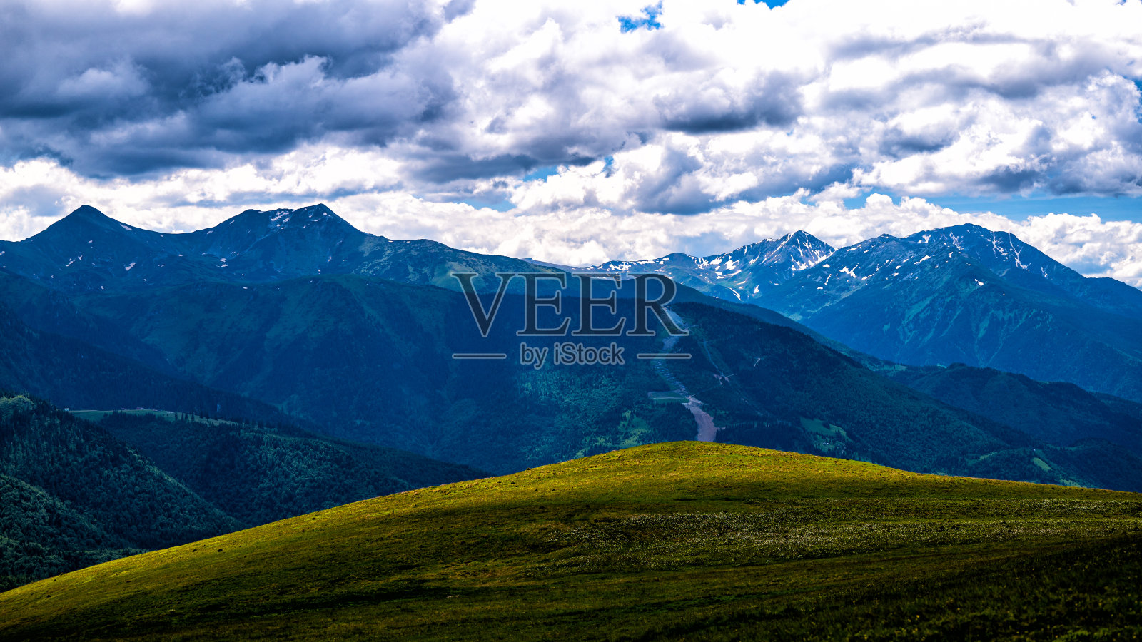 罗内山,罗内山的最高峰,喀尔巴阡山脉,罗马尼亚。照片摄影图片