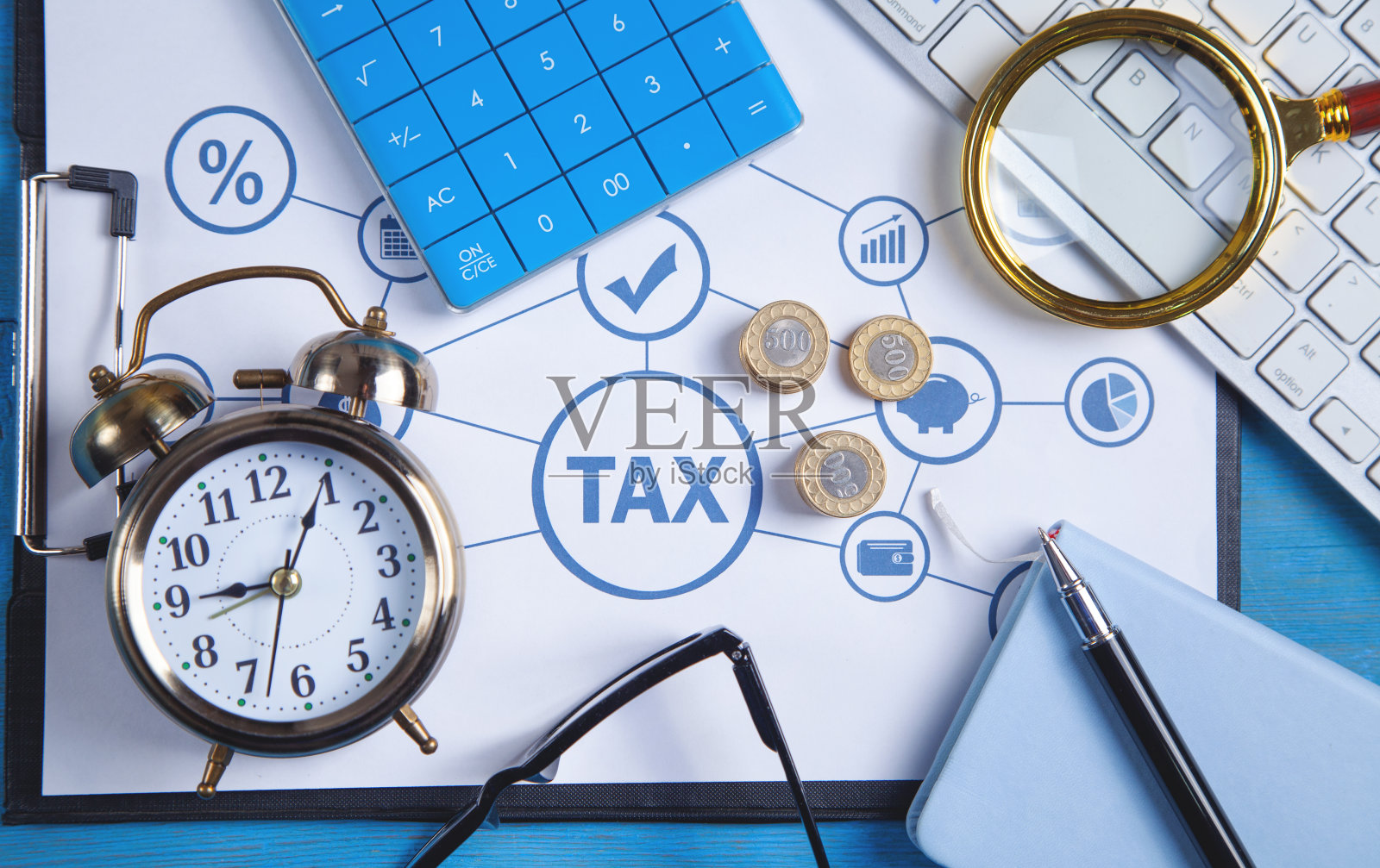 计算器、硬币等业务对象。税。业务。金融照片摄影图片