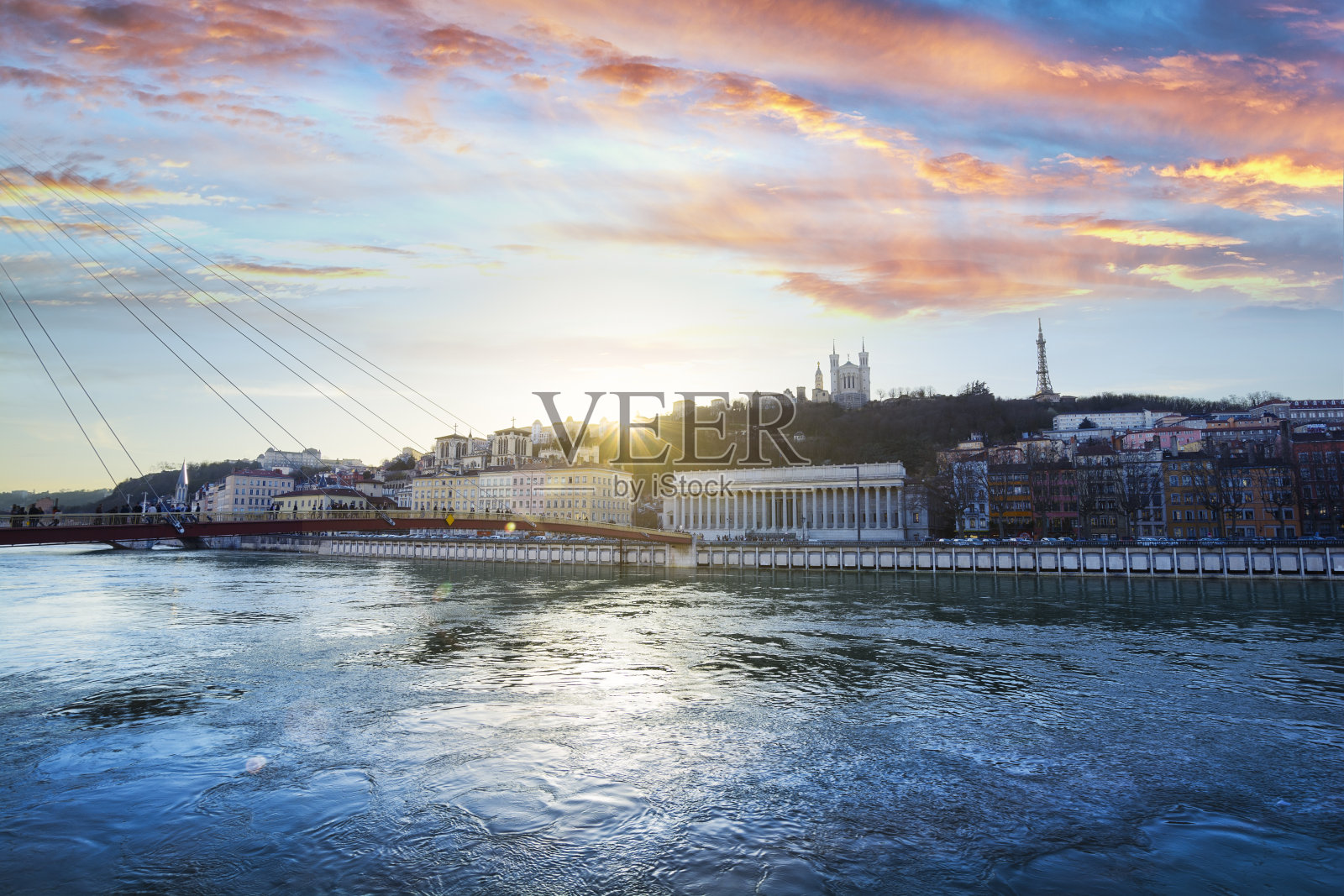 日落时分,法国里昂城的里昂大教堂照片摄影图片