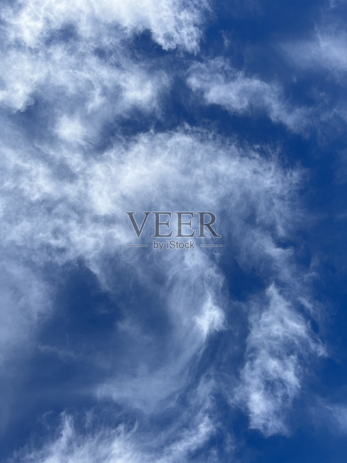 鲜艳的蓝天配上朵朵白云照片摄影图片