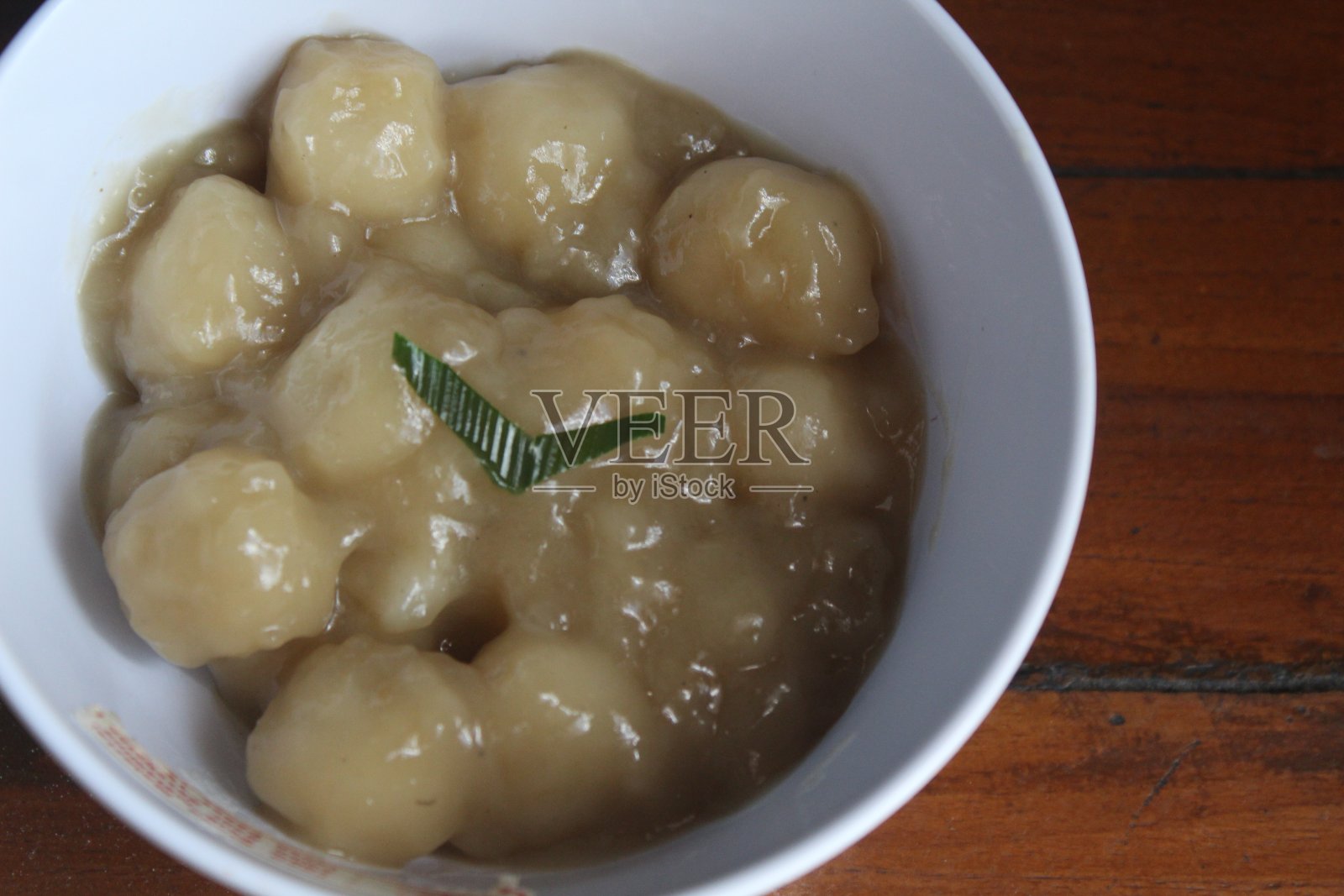 槟榔豆是一种红糖味的白糖粥,里面包着圆面团。照片摄影图片