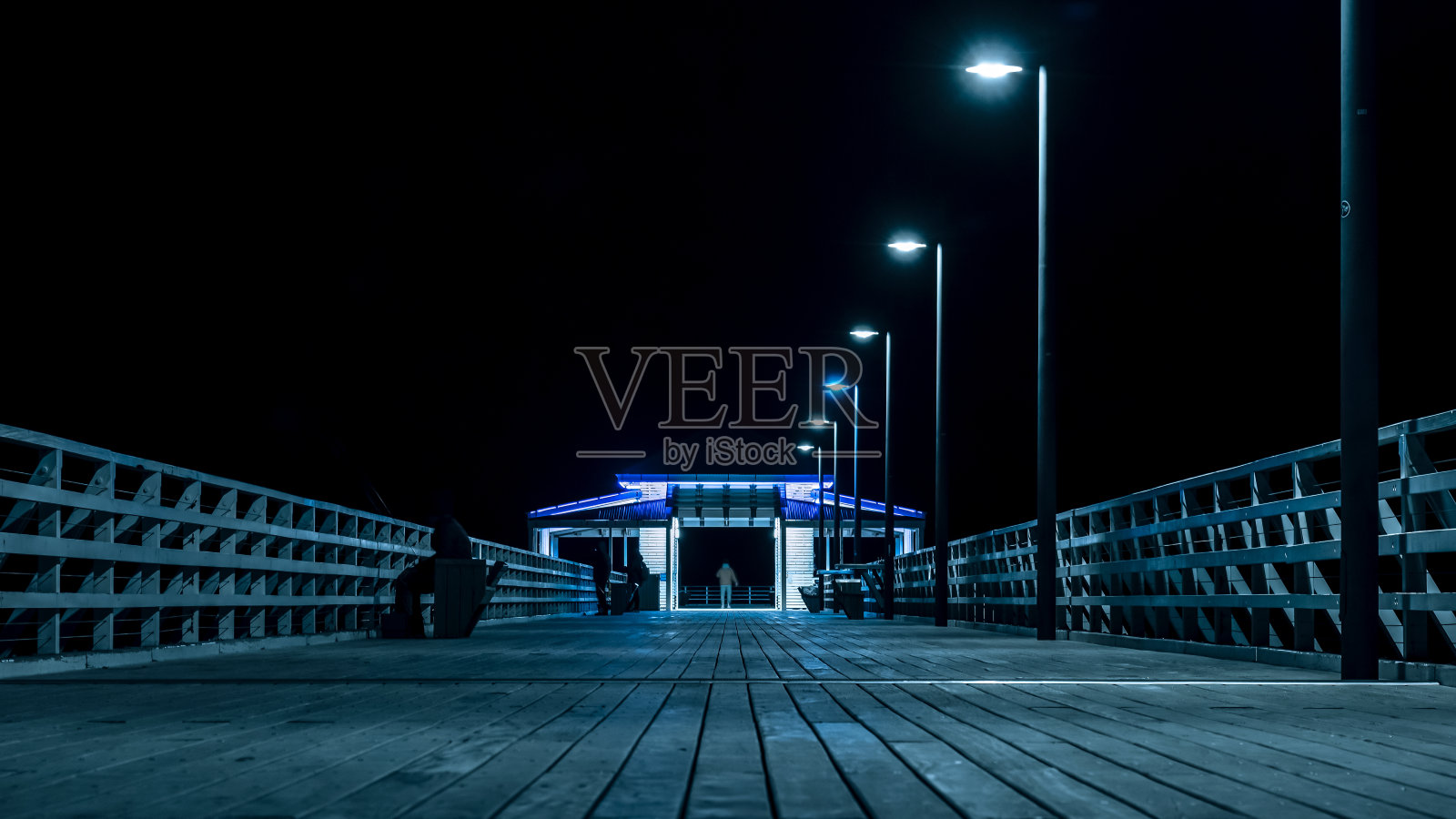 美丽的历史悠久的Shorncliffe码头以前被称为澳大利亚昆士兰的Sandgate码头夜景。昆士兰最受欢迎的钓鱼地点照片摄影图片