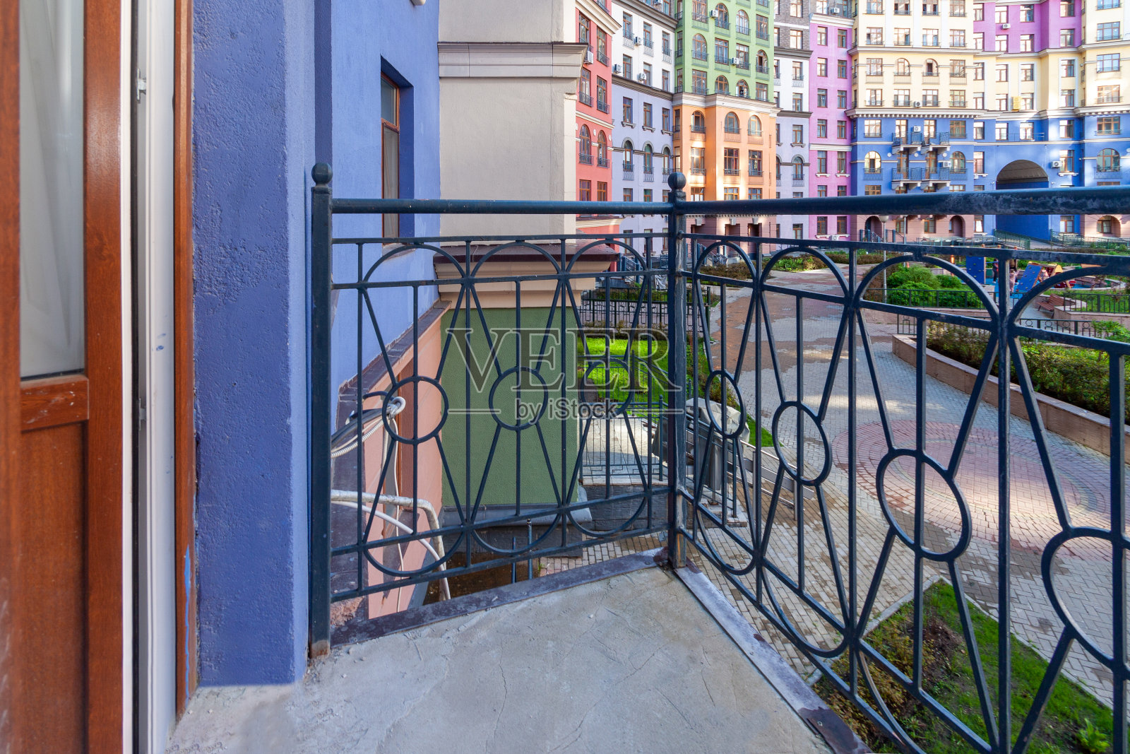 多功能住宅区建筑外墙的空阳台背景照片摄影图片