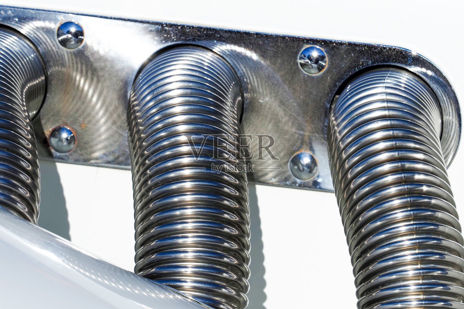 汽车排气歧管。白色复古复古车照片摄影图片