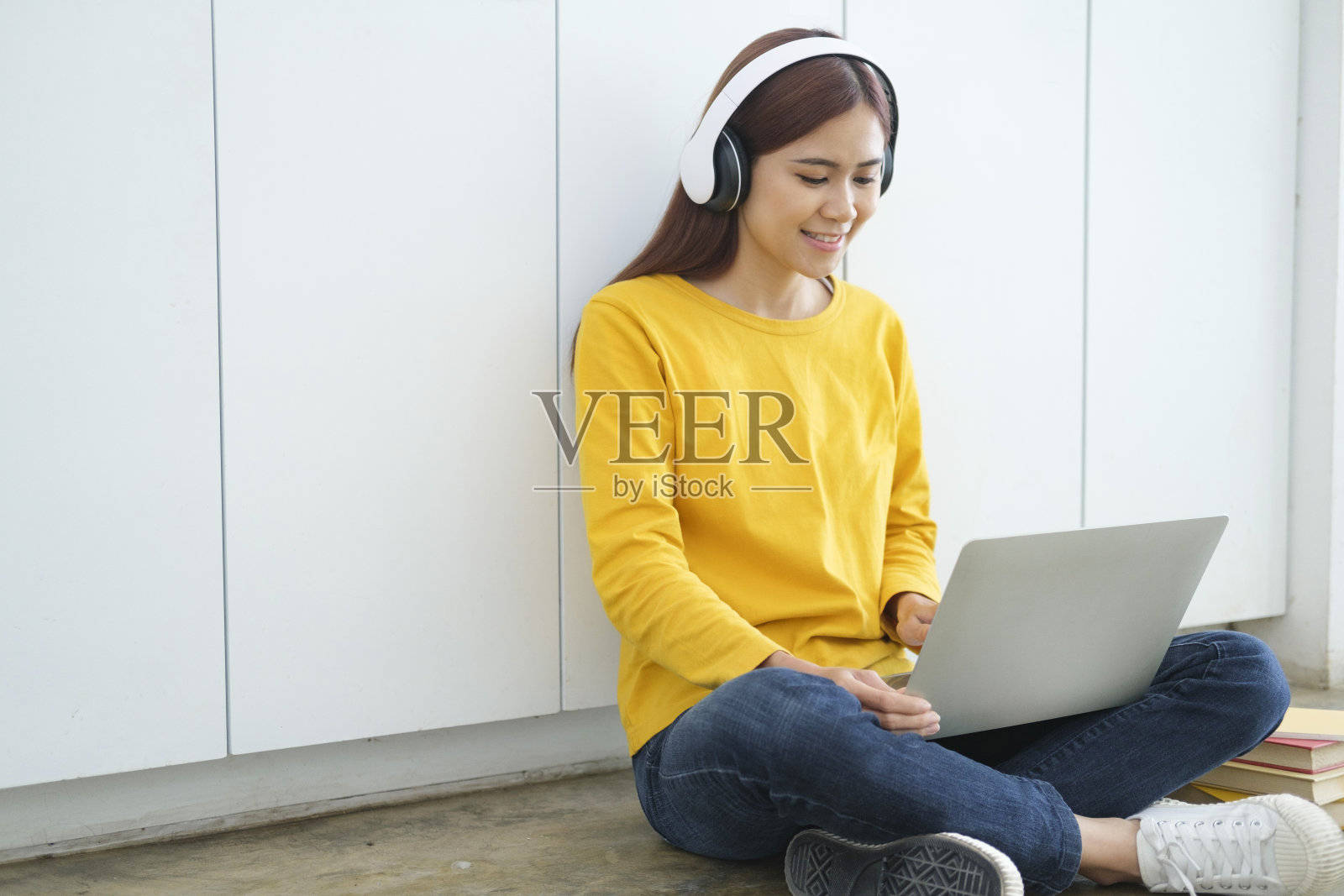 特写手工编程电脑软件。照片摄影图片