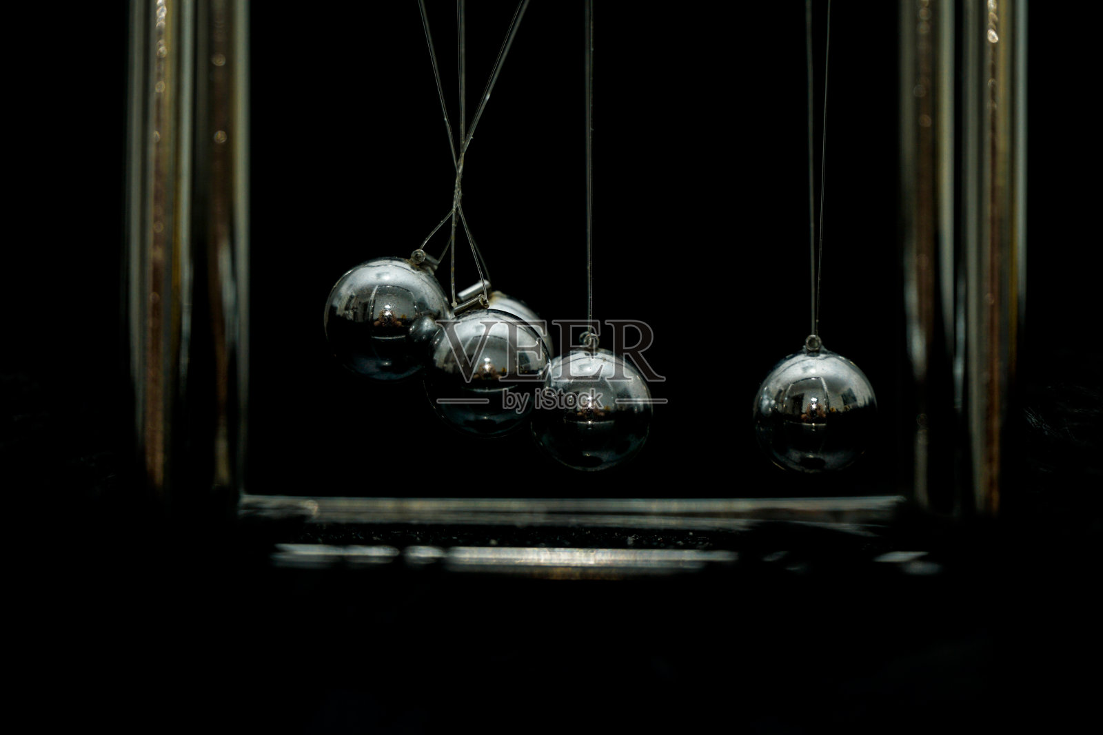 牛顿摇篮,牛顿电影五个球在黑暗的黑暗照片摄影图片