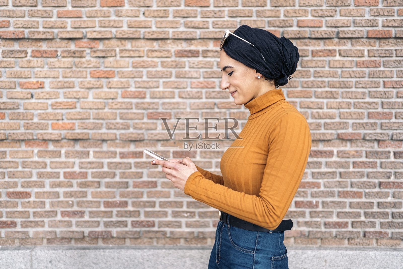 使用手机的快乐穆斯林妇女照片摄影图片