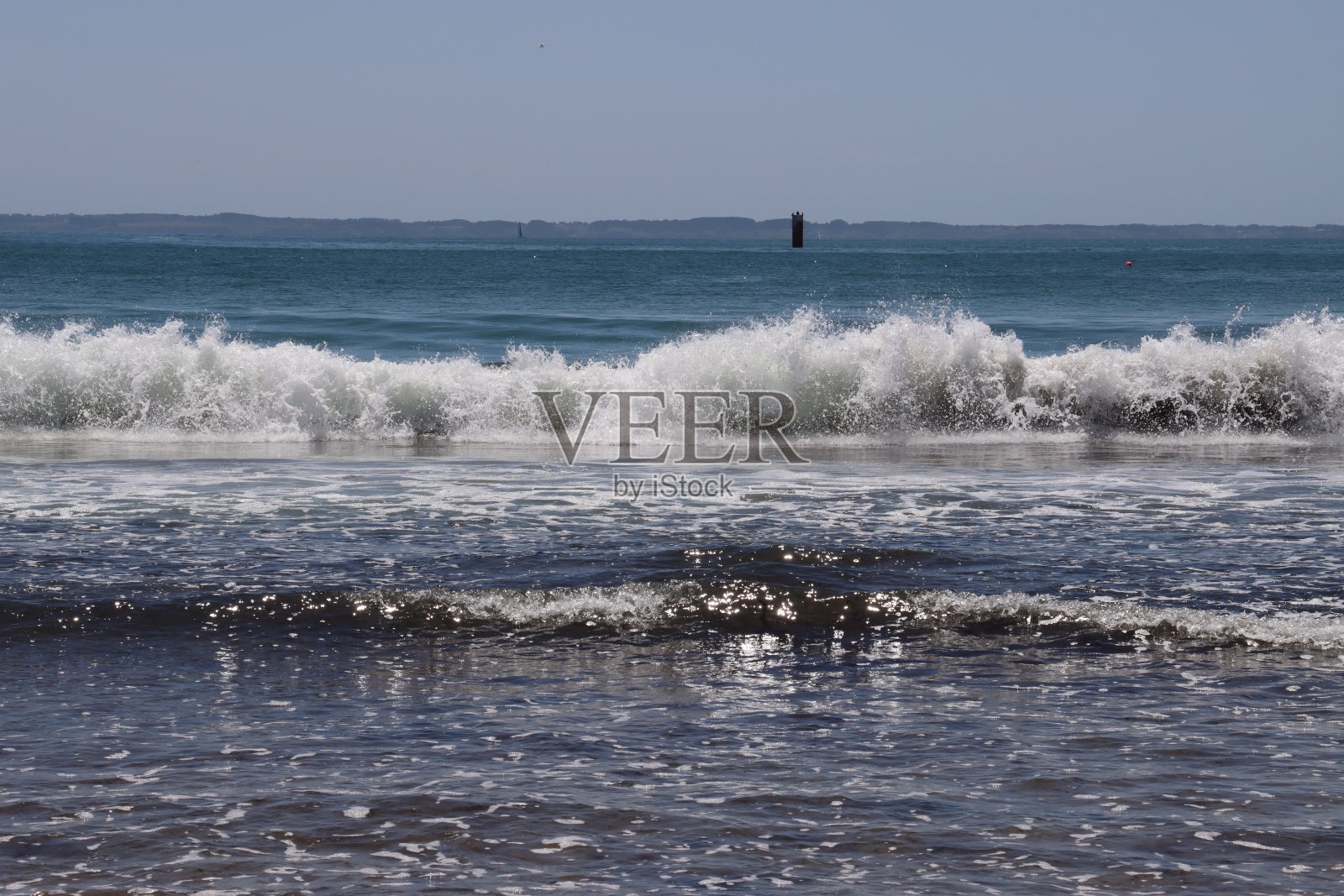 基伯龙海滩上的海浪照片摄影图片