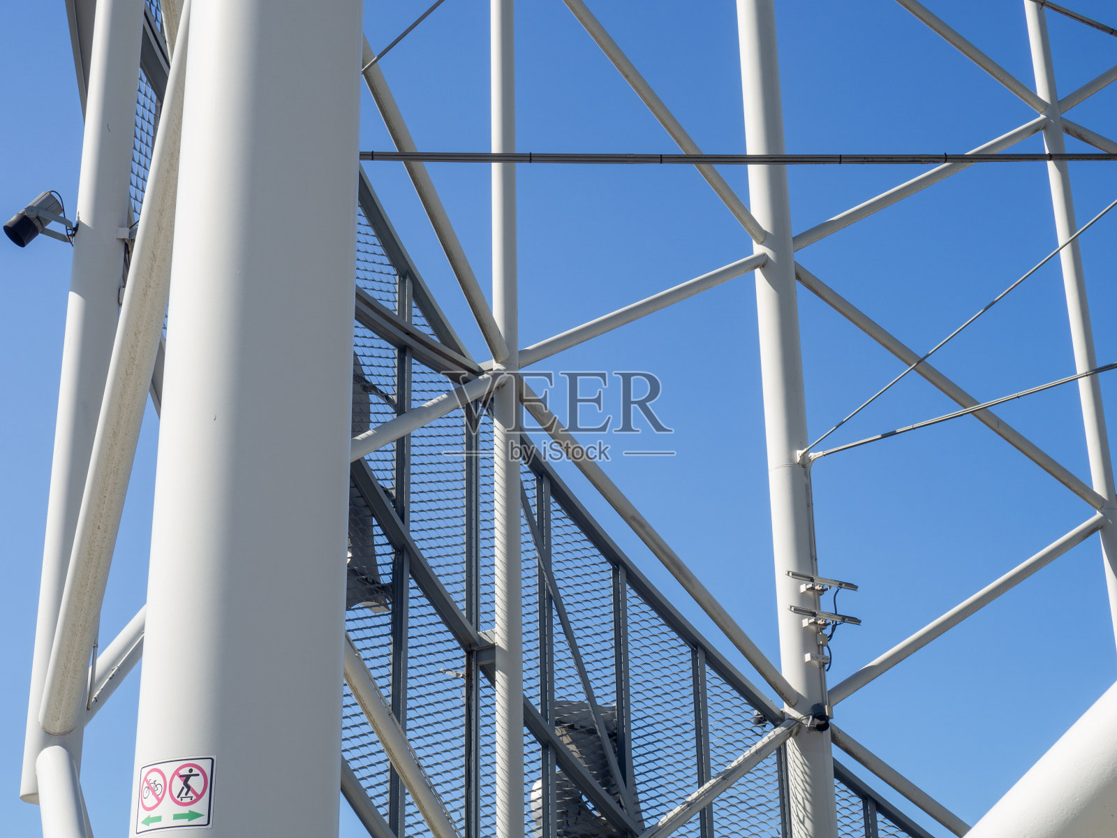 高的金属结构。金属建筑。铁梁。照片摄影图片