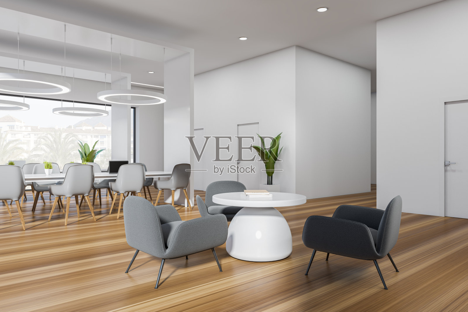 轻商务室内设有休闲区,带笔记本电脑的桌子,全景窗照片摄影图片