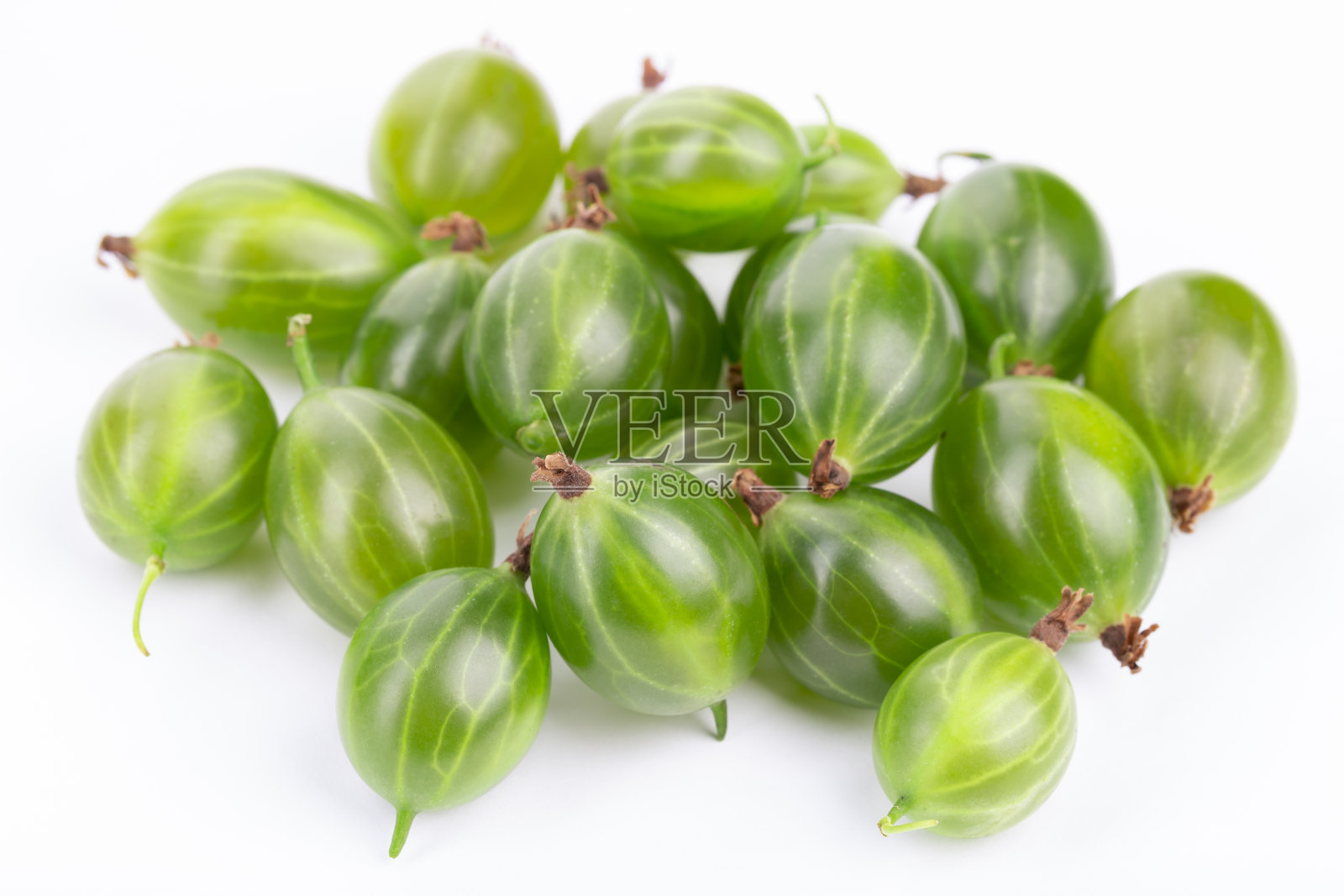 一堆绿色的醋栗孤立在白色的背景。孤立的agrus。照片摄影图片