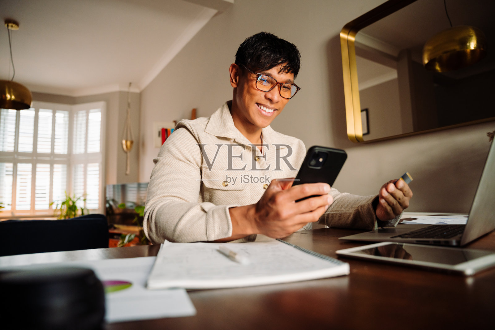 亚洲男性在网上用信用卡购物照片摄影图片