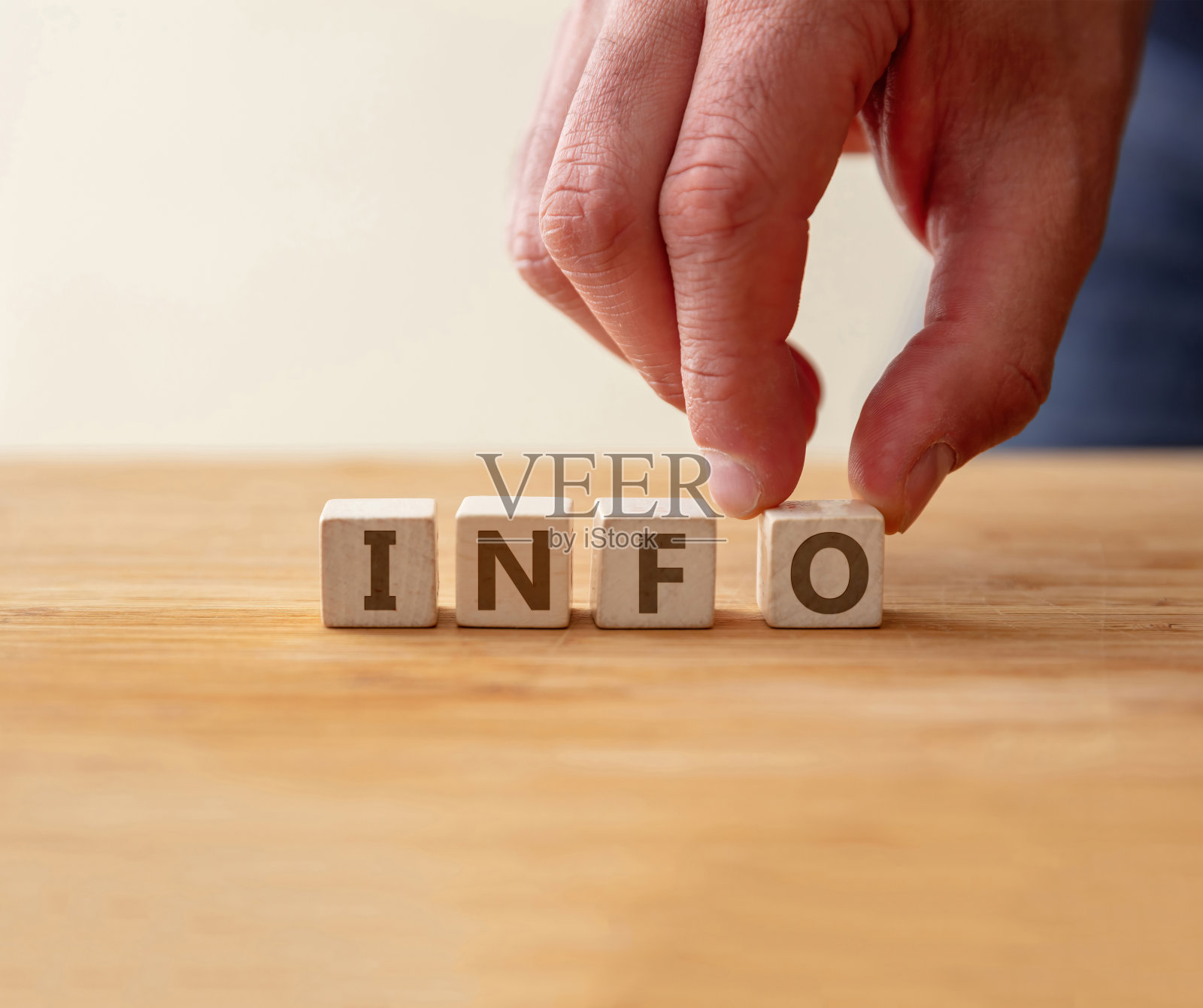 信息的概念。木立方体上的文字信息,用手指触摸字母o。信息,建议信息照片摄影图片