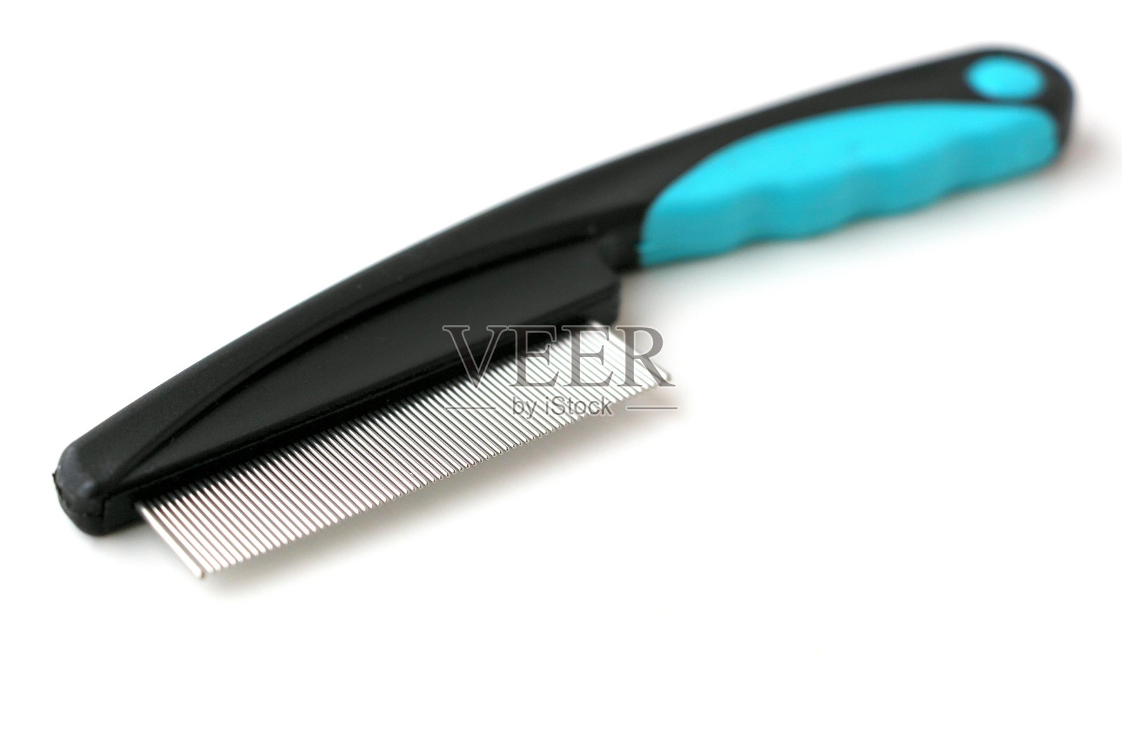 梳子有金属齿,用来梳头发,还有猫和狗用的梳子。动物梳理。照片摄影图片