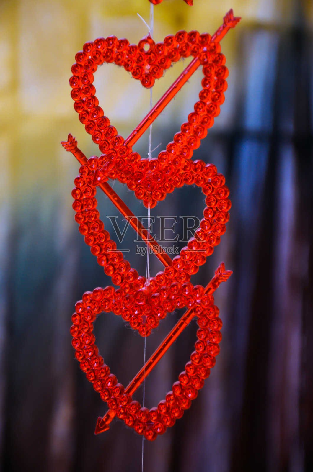 美丽的爱情造型装饰品或室内装饰品,用线挂在房间里的装饰品。心碎玩具室内家居装饰。照片摄影图片