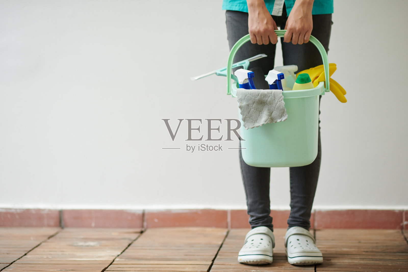 清洁工人与桶与用品照片摄影图片